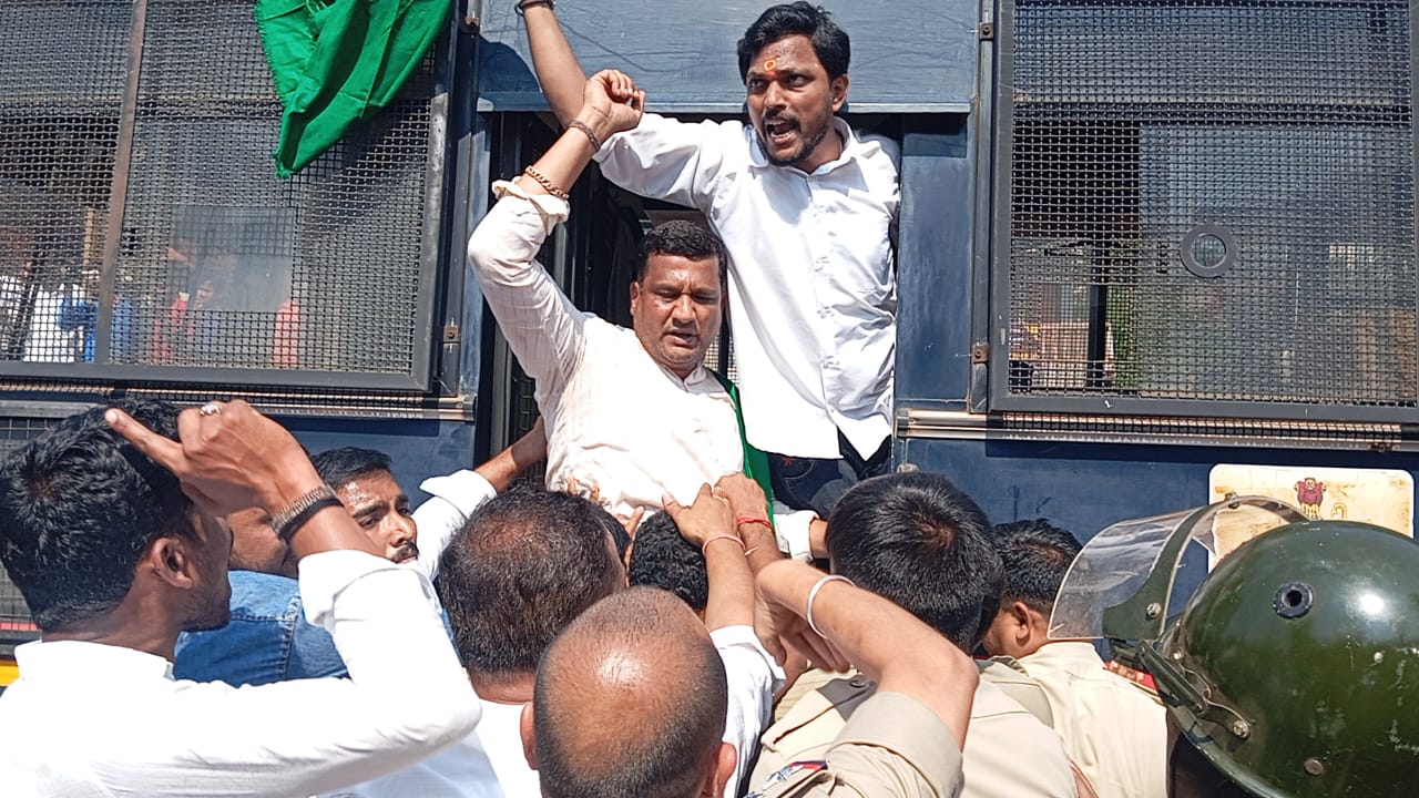 ಶಾಸಕ ಡಾ. ಸಿದ್ದಲಿಂಗಪ್ಪ ಪಾಟೀಲ ಅವರನ್ನು ಪೊಲೀಸರು ವಶಕ್ಕೆ ಪಡೆದಿರುವುದು