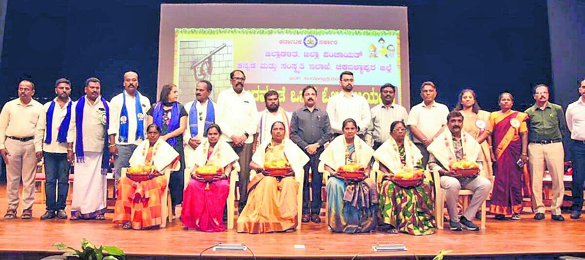 ಚಿಕ್ಕಬಳ್ಳಾಪುರ: ಜಿಲ್ಲೆಯಾದ್ಯಂತ ವೀರವನಿತೆ ಒನಕೆ ಓಬವ್ವ ಜಯಂತಿಯ ಸಂಭ್ರಮ