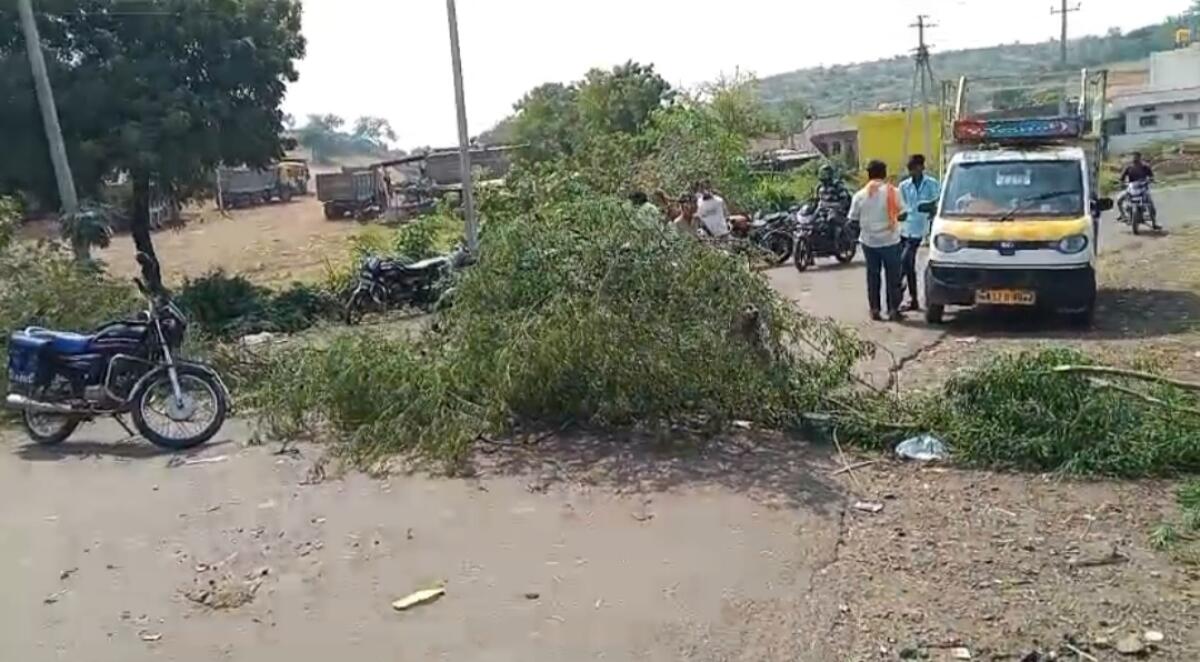 ಮುಧೋಳ ತಾಲ್ಲೂಕಿನ ಕಸಬಾ ಜಂಬಗಿ ಕ್ರಾಸ್ ಬಳಿ ಬುಧವಾರ ರಸ್ತೆಗೆ ಬೇಲಿ ಹಚ್ಚಿ ವಾಹನಗಳ ಸಂಚಾರ ತಡೆದಿರುವುದು