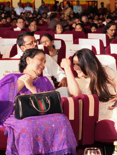 ಮತ್ತೊಂದು ಚಿತ್ರದಲ್ಲಿ ಗೀತಾ ಶಿವರಾಜ್ ಕುಮಾರ್ ಅವರೊಟ್ಟಿಗೆ ನಟಿ ರಮ್ಯಾ ಖುಷಿಯಿಂದ ಮಾತನಾಡುತ್ತಿರುವುದನ್ನು ಕಾಣಬಹುದು.