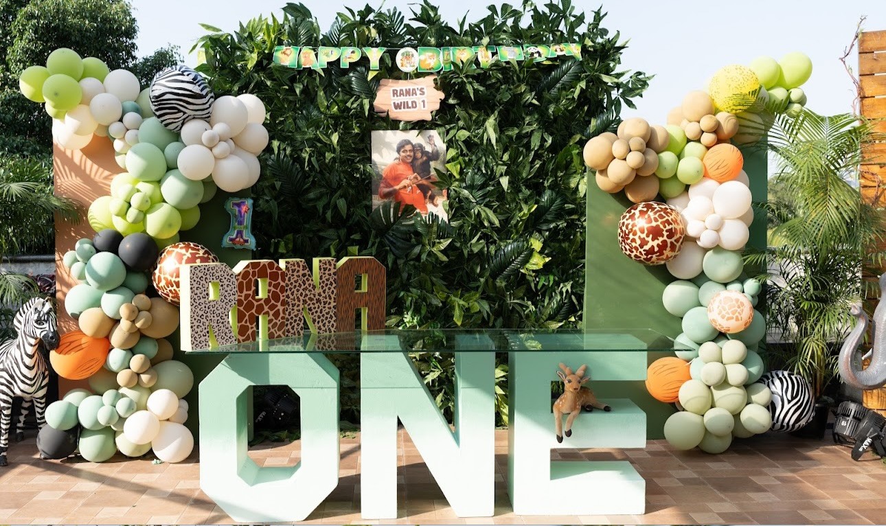 ಜ್ಯೂನಿಯರ್ ರೆಬಲ್ ಸ್ಟಾರ್ ಅಭಿಷೇಕ್ ಅಂಬರೀಶ್ ಹಾಗೂ ಪತ್ನಿ ಅವಿವಾ ಬಿದ್ದಪ್ಪ ಅವರ ಪುತ್ರ ಹುಟ್ಟು ಹಬ್ಬದ ಸಂಭ್ರಮದಲ್ಲಿದ್ದಾನೆ.