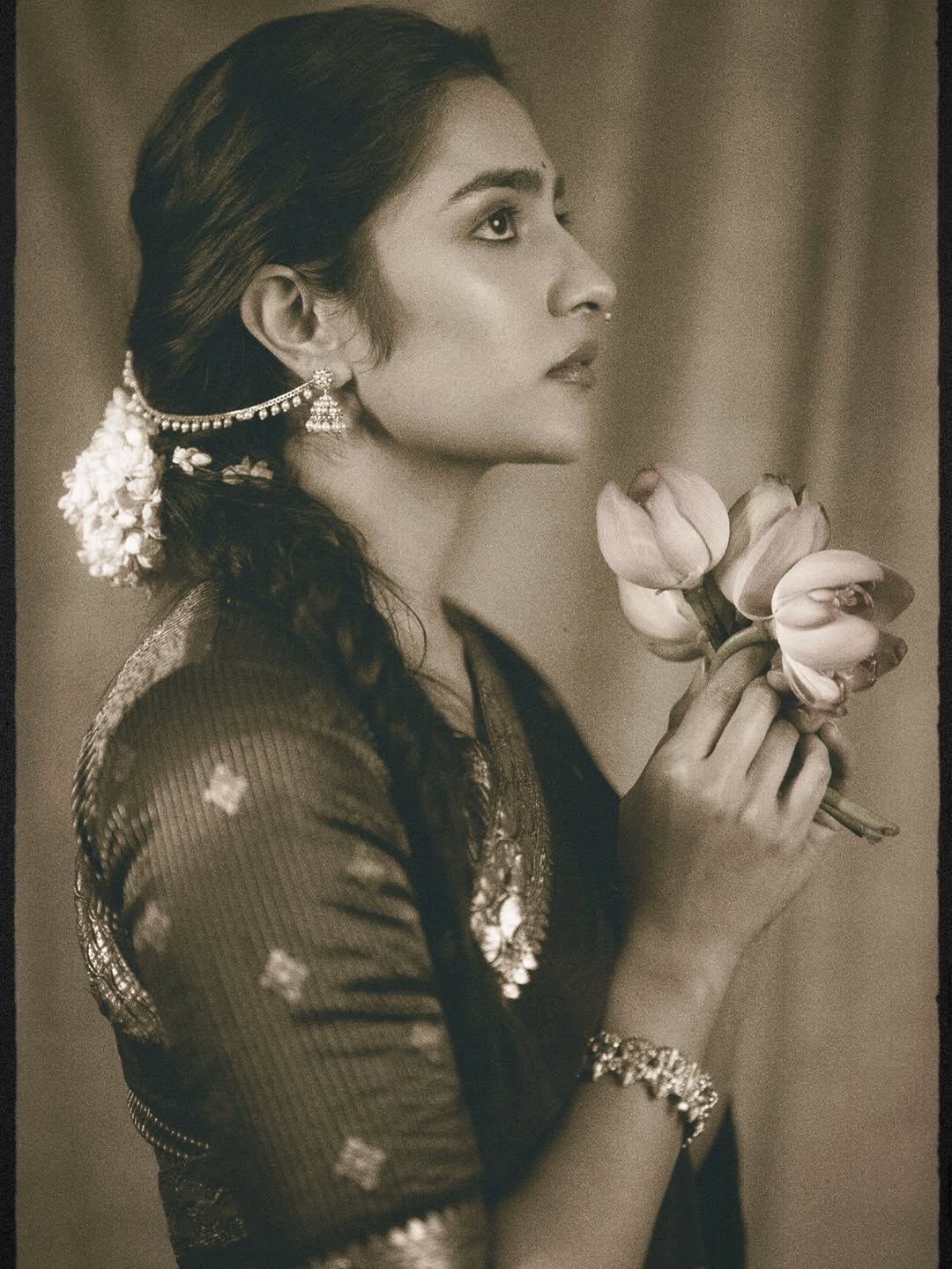 ಒಂದೊಂದು ಸಿನಿಮಾಗಳಲ್ಲಿ ಒಂದೊಂದು ರೀತಿಯ ಪಾತ್ರ ನಿಭಾಯಿಸಿರುವ ನಟಿ ರುಕ್ಮಿಣಿ ವಸಂತ್‌ ಅಪಾರ ಅಭಿಮಾನಿಗಳನ್ನು ಹೊಂದಿದ್ದಾರೆ.