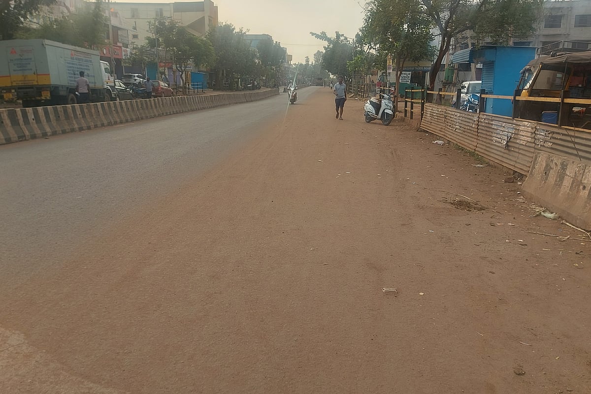 ಬಾದಾಮಿ: ರಾಜ್ಯ ಹೆದ್ದಾರಿ ಆವರಿಸಿದ ಮಣ್ಣು