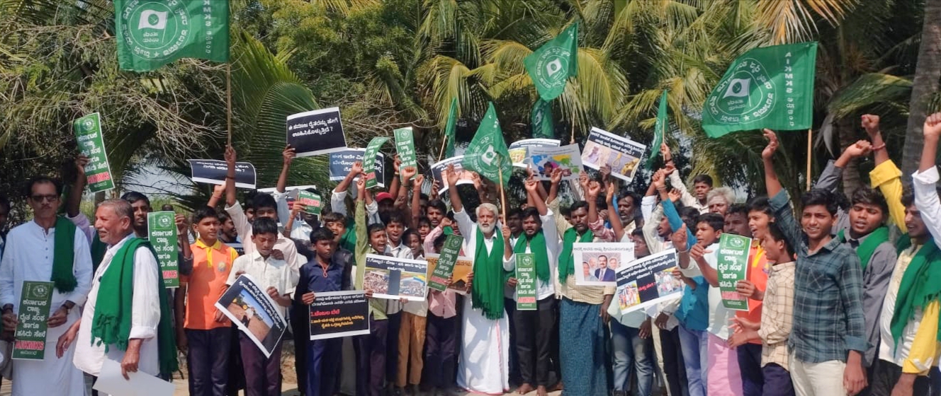 ತುಂಗಭದ್ರಾ ಜಲಾಶಯದಿಂದ ಎರಡನೇ ಬೆಳೆಗೆ ನೀರು ಬಿಡುವಂತೆ ಒತ್ತಾಯಿಸಿ ತೆಕ್ಕಲಕೋಟೆ ಸಮೀಪದ ಕರೂರು ಗ್ರಾಮದಿಂದ ರೈತರು ಮೊದಲ ದಿನದ ಪಾದಯಾತ್ರೆ ಆರಂಭಿಸಿದರು