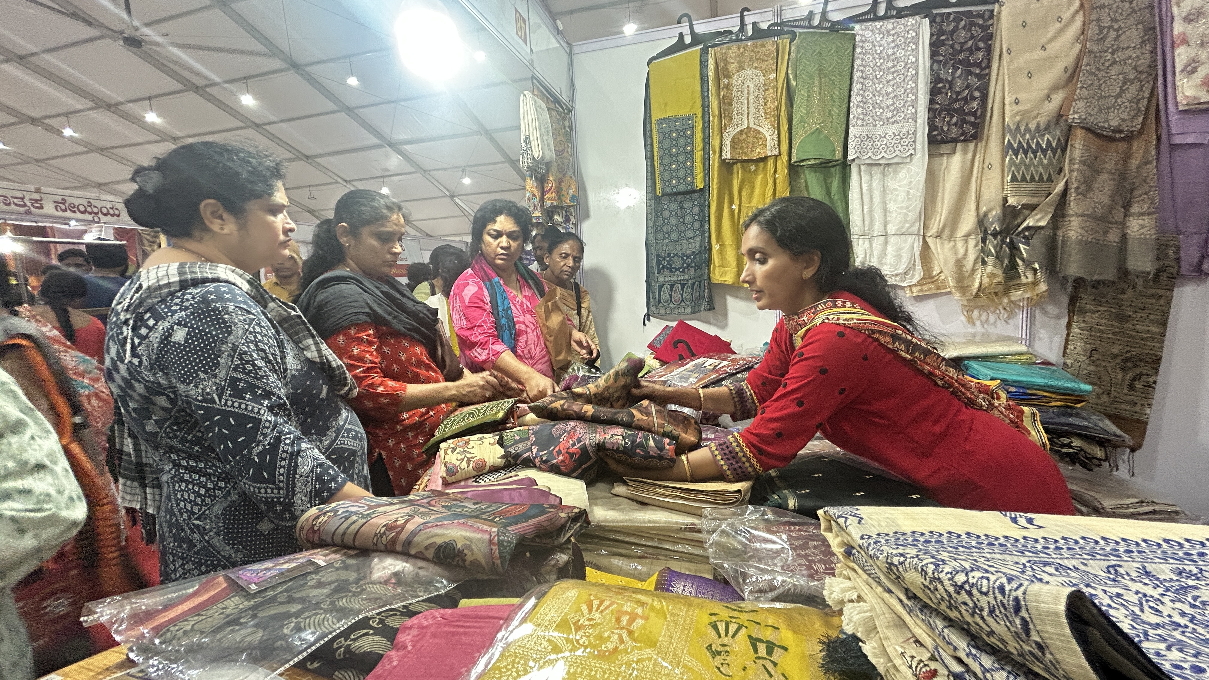 ಸೀರೆ ಖರೀದಿಸುತ್ತಿರುವ ಮಹಿಳೆಯರು