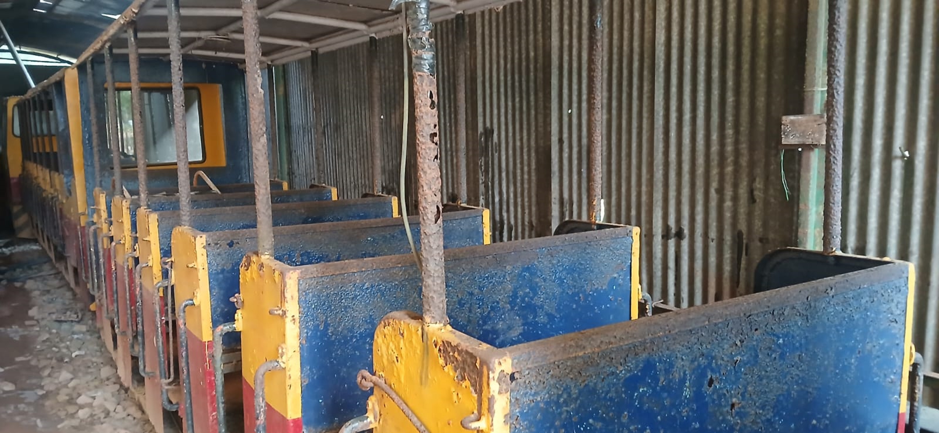 ಮಡಿಕೇರಿಯ ರಾಜಾಸೀಟ್ ಉದ್ಯಾನದಲ್ಲಿ ತುಕ್ಕು ಹಿಡಿಯುತ್ತಿರುವ ಮಕ್ಕಳ ರೈಲಿನ ಬೋಗಿ   ಪ‍್ರಜಾವಾಣಿ ಚಿತ್ರ/ರಂಗಸ್ವಾಮಿ