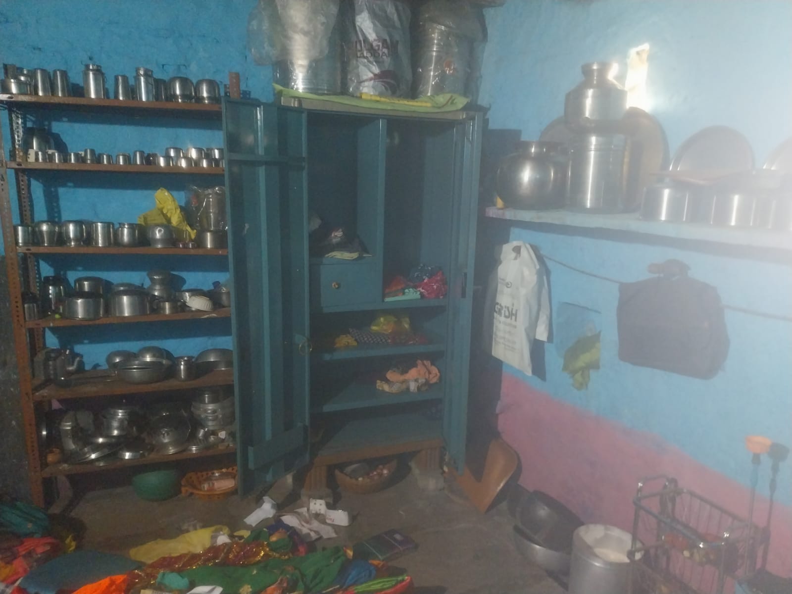 ಆಳಂದ ತಾಲ್ಲೂಕಿನ ನಿಂಬರ್ಗಾ ಗ್ರಾಮದ ಮನೆಯಲ್ಲಿ ಅಲಮಾರ್‌ ಒಡೆದು ಕಳವು ನಡೆಸಿದ ಚಿತ್ರ