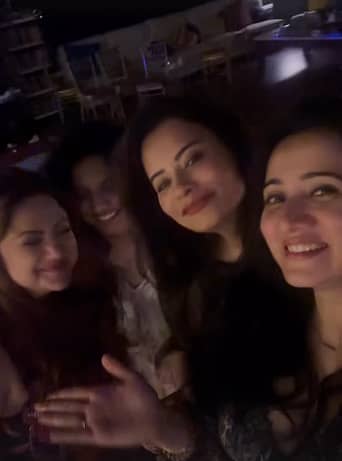 ಜೊತೆಗೆ ಹರ್ಷಿಕಾ ಪೂಣಚ್ಚ, ಮಾಲಾಶ್ರೀ ಹಾಗೂ ಮಗಳು ಆರಾಧ್ಯ ಸೇರಿದಂತೆ ಸಾಕಷ್ಟು ತಾರೆಯರು ಭಾಗಿಯಾಗಿದ್ದರು. 