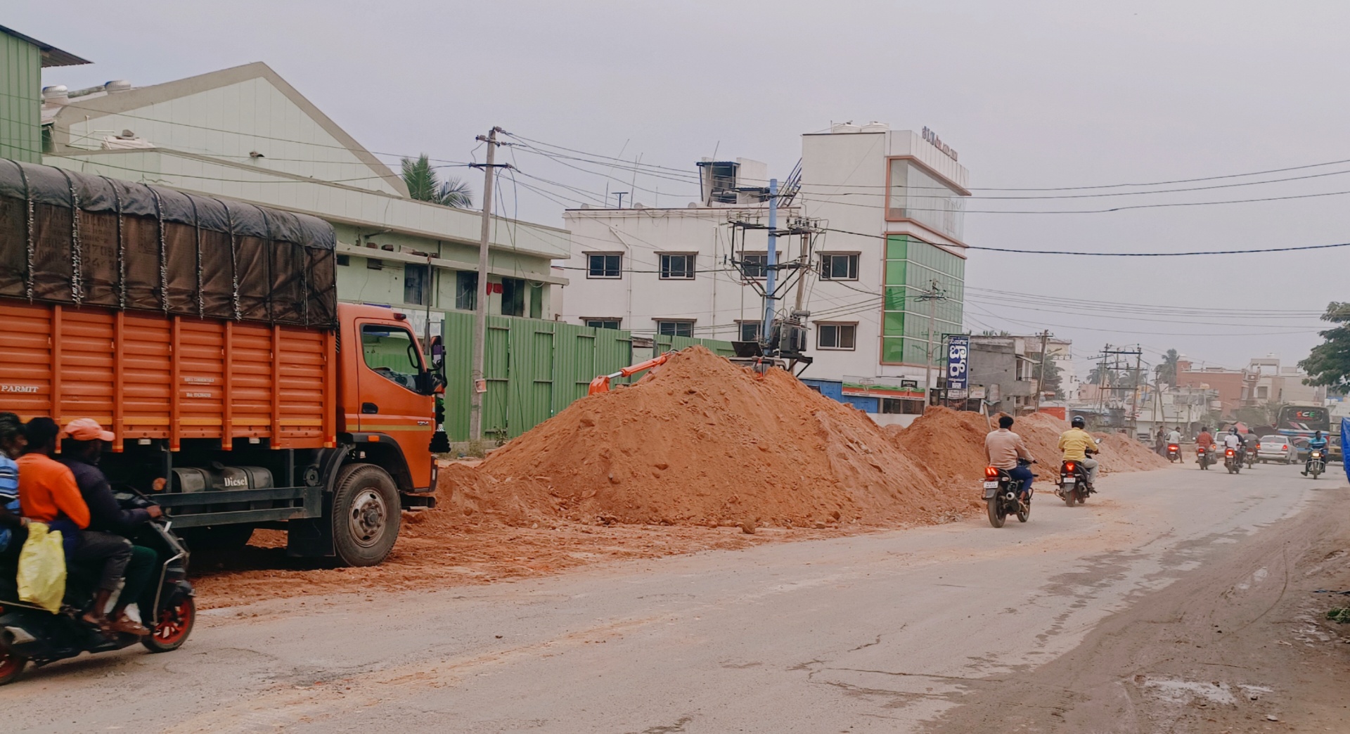 ಮಾಗಡಿ ಜೆಡಿಎಸ್ ಕಚೇರಿ ಮುಂಭಾಗದಲ್ಲಿ ದೊಡ್ಡ ಮಣ್ಣಿನ ರಾಶಿ 