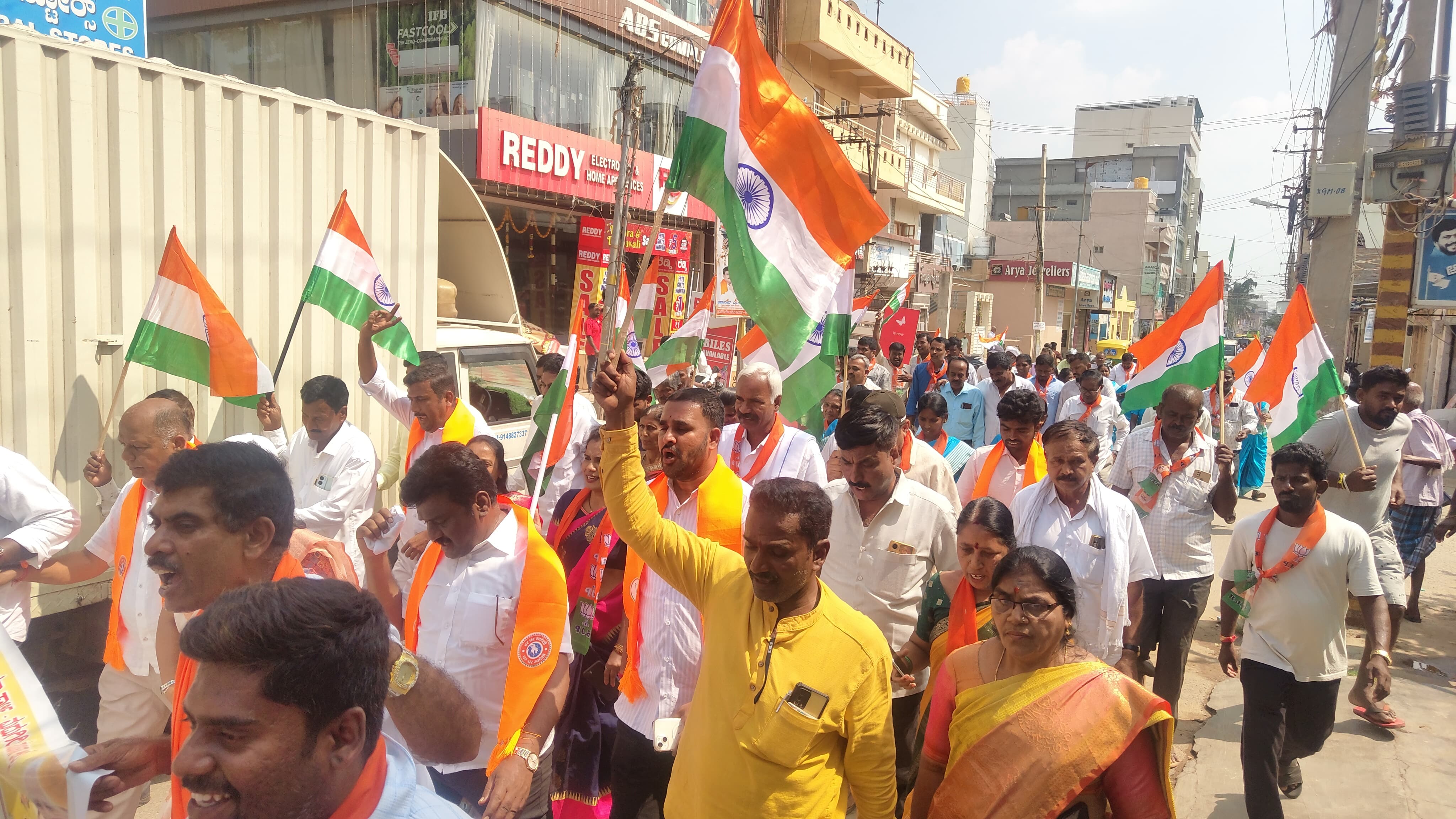 ಶಿರಾದಲ್ಲಿ ಬಿಜೆಪಿಯಿಂದ ಗುರುವಾರ ನಡೆದ ಏಕತಾ ನಡಿಗೆಯಲ್ಲಿ ಸಂಸದ ಗೋವಿಂದ ಕಾರಜೋಳ ವಿಧಾನ ಪರಿಷತ್ ಸದಸ್ಯ ಚಿದಾನಂದ್ ಎಂ.ಗೌಡ ಹಾಜರಿದ್ದರು