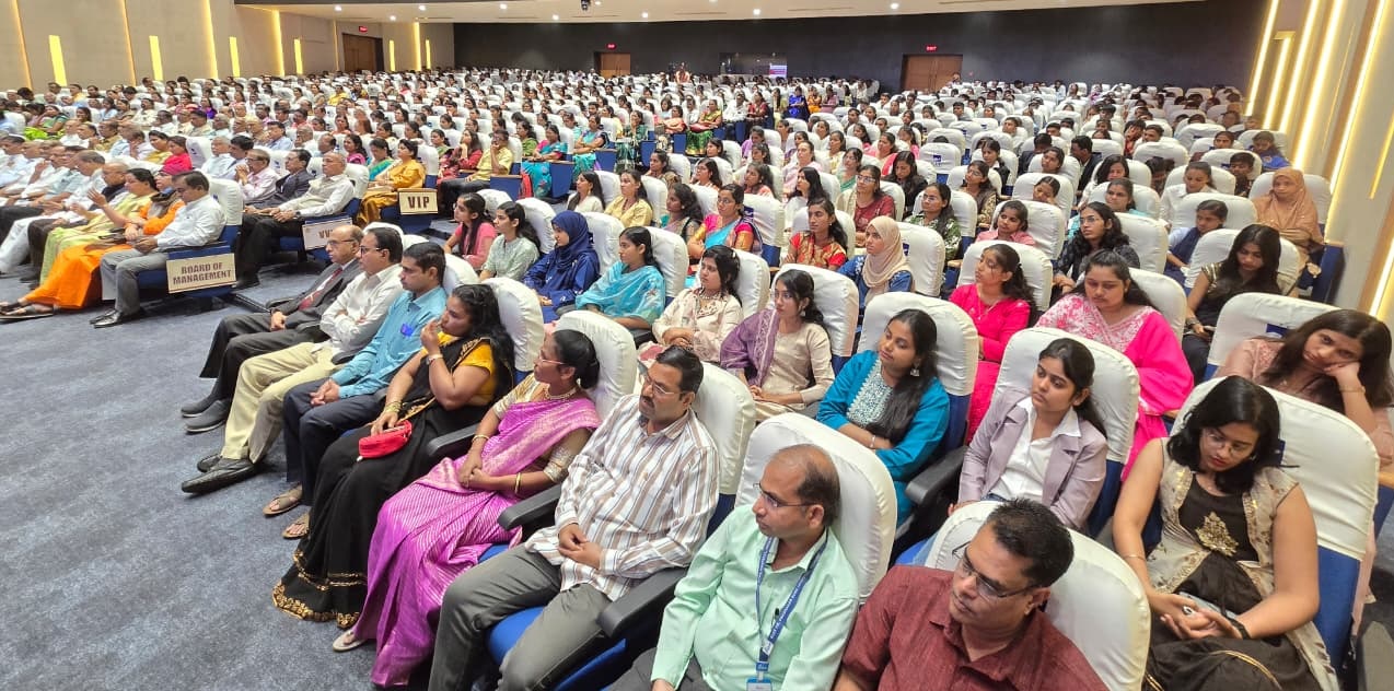 ಬೆಳಗಾವಿಯ ಕೆಎಲ್‌ಇ ಸಂಸ್ಥೆಯಲ್ಲಿ ಗುರುವಾರ ನಡೆದ ಸಂಸ್ಥೆಯ 110ನೇ ಸಂಸ್ಥಾಪನಾ ದಿನಾಚರಣೆಯಲ್ಲಿ ಪಾಲ್ಗೊಂಡ ಸಿಬ್ಬಂದಿ  ಪ್ರಜಾವಾಣಿ ಚಿತ್ರ