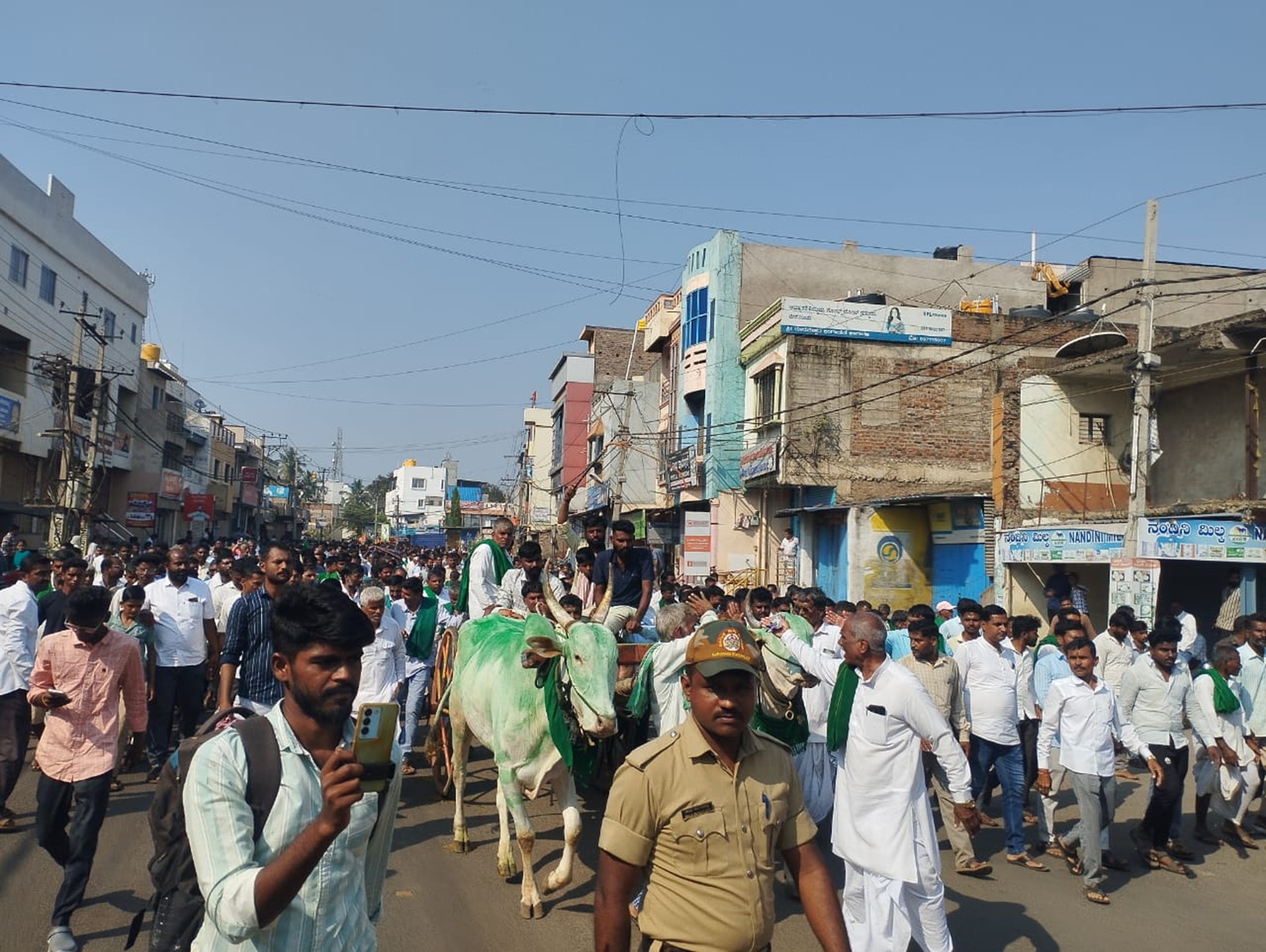 ಮುಧೋಳದಲ್ಲಿ ಗುರುವಾರ ರೈತ ಸಂಘ ನೀಡಿದ್ದ ಮುಧೋಳ ಬಂದ್ ಮೆರವಣಿಗೆ ನಡೆಸಿದರು