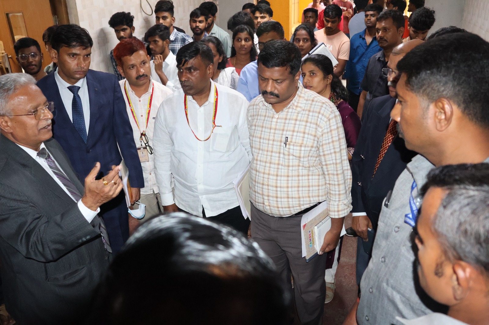 ಎಂ.ಜಿ.ರಸ್ತೆಯಲ್ಲಿರುವ ಬಾಲಕರ ವಿದ್ಯಾರ್ಥಿ ನಿಲಯದಲ್ಲಿ ವಾರ್ಡನ್‌ ಸಮಾಜ ಕಲ್ಯಾಣ ಇಲಾಖೆ ಅಧಿಕಾರಿಗಳನ್ನು ಲೋಕಾಯುಕ್ತ ನ್ಯಾಯಮೂರ್ತಿ ಬಿ.ಎಸ್‌.ಪಾಟೀಲ ಅವರು ತರಾಟೆಗೆ ತೆಗೆದುಕೊಂಡರು