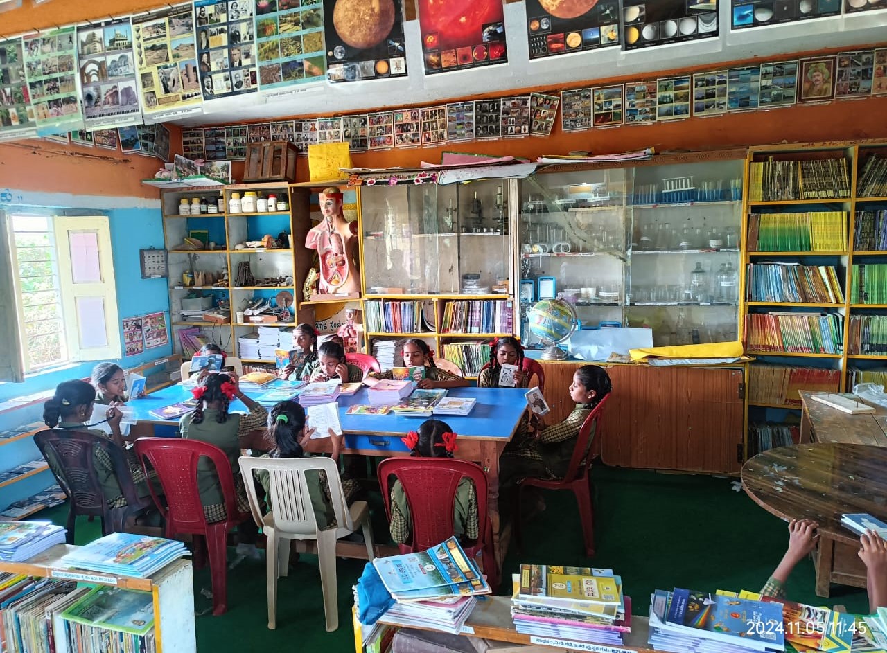 ಶಾಲಾ ಗ್ರಂಥಾಲಯದಲ್ಲಿ ಬಾಲಕಿಯರು