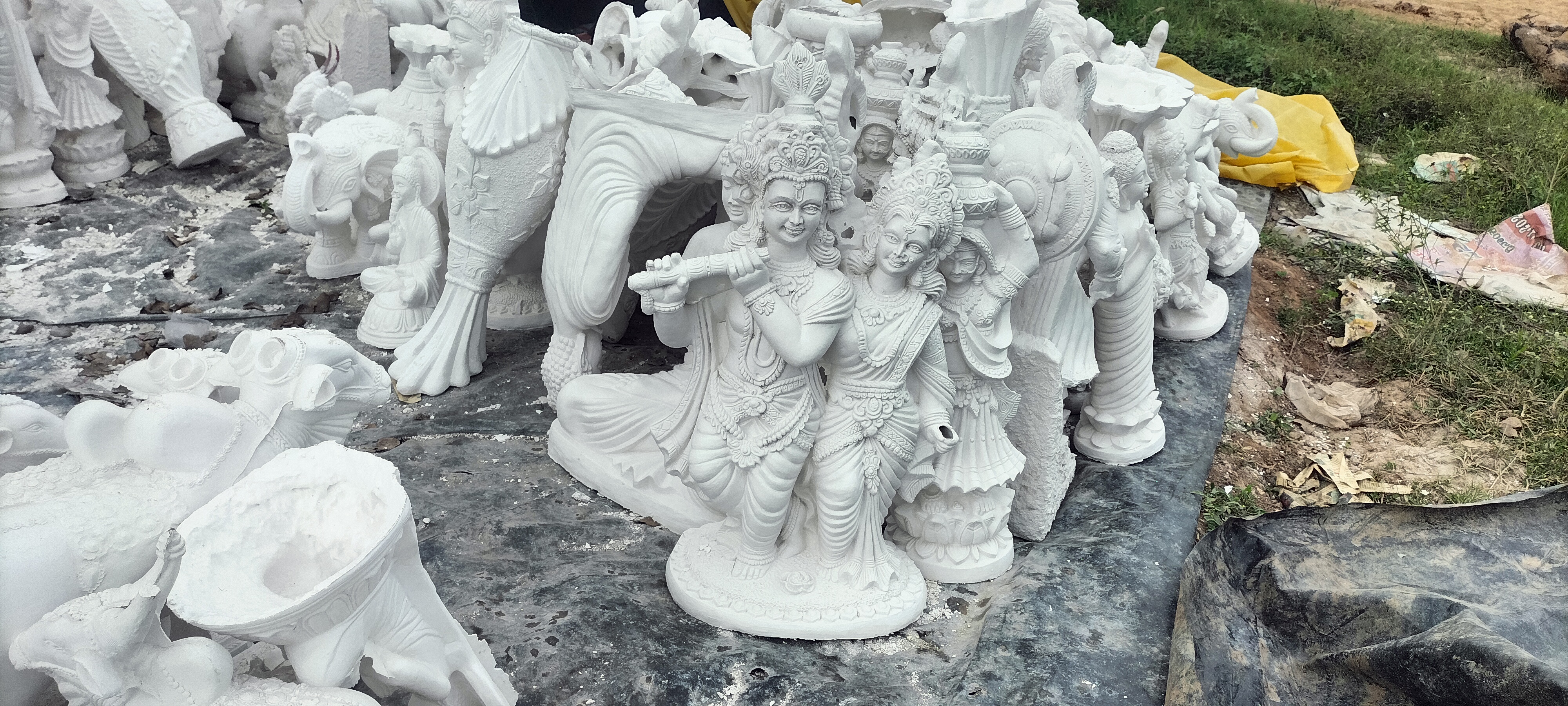 ಹಾಸನದ ಗವೇನಹಳ್ಳಿ ಬಳಿ ಹಾದು ಹೋಗಿರುವ ಬೆಂಗಳೂರು -ಮಂಗಳೂರು ರಾಷ್ಟ್ರೀಯ ಹೆದ್ದಾರಿ 75ರ ಪಕ್ಕದಲ್ಲಿ ಮಾರಾಟಕ್ಕೆ ಸಿದ್ಧವಾಗಿರುವ ಕಲಾಕೃತಿಗಳು.