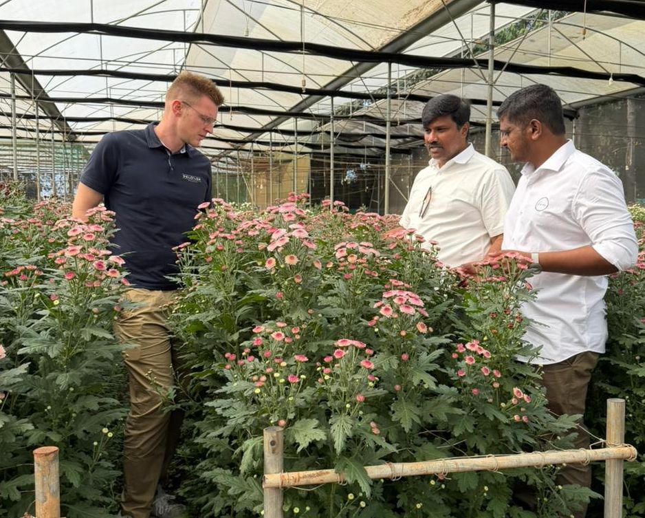 ಶ್ರೀಕಾಂತ್‌ ಅವರ ತೋಟಕ್ಕೆ ಭೇಟಿ ನೀಡಿರುವ ಹಾಲ್ಯಾಂಡ್‌ ದೇಶದ ಹೂವು ಬೆಳೆಗಾರರು