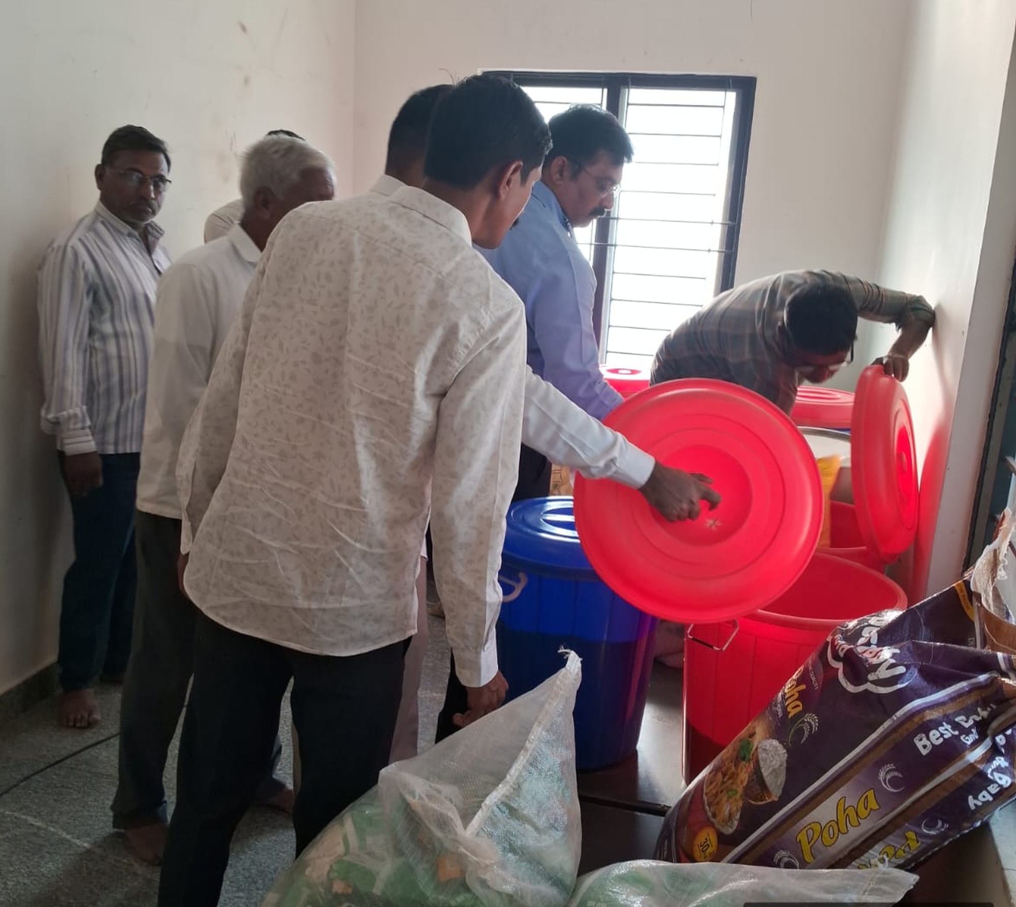 ಅಫಜಲಪುರದ ವಸತಿ ನಿಲಯಕ್ಕೆ ಭೇಟಿ ನೀಡಿದ ಲೋಕಾಯುಕ್ತ ಅಧಿಕಾರಿಗಳ ತಂಡ ಆಹಾರದ ದಾಸ್ತಾನು ಪರಿಶೀಲಿಸಿತು