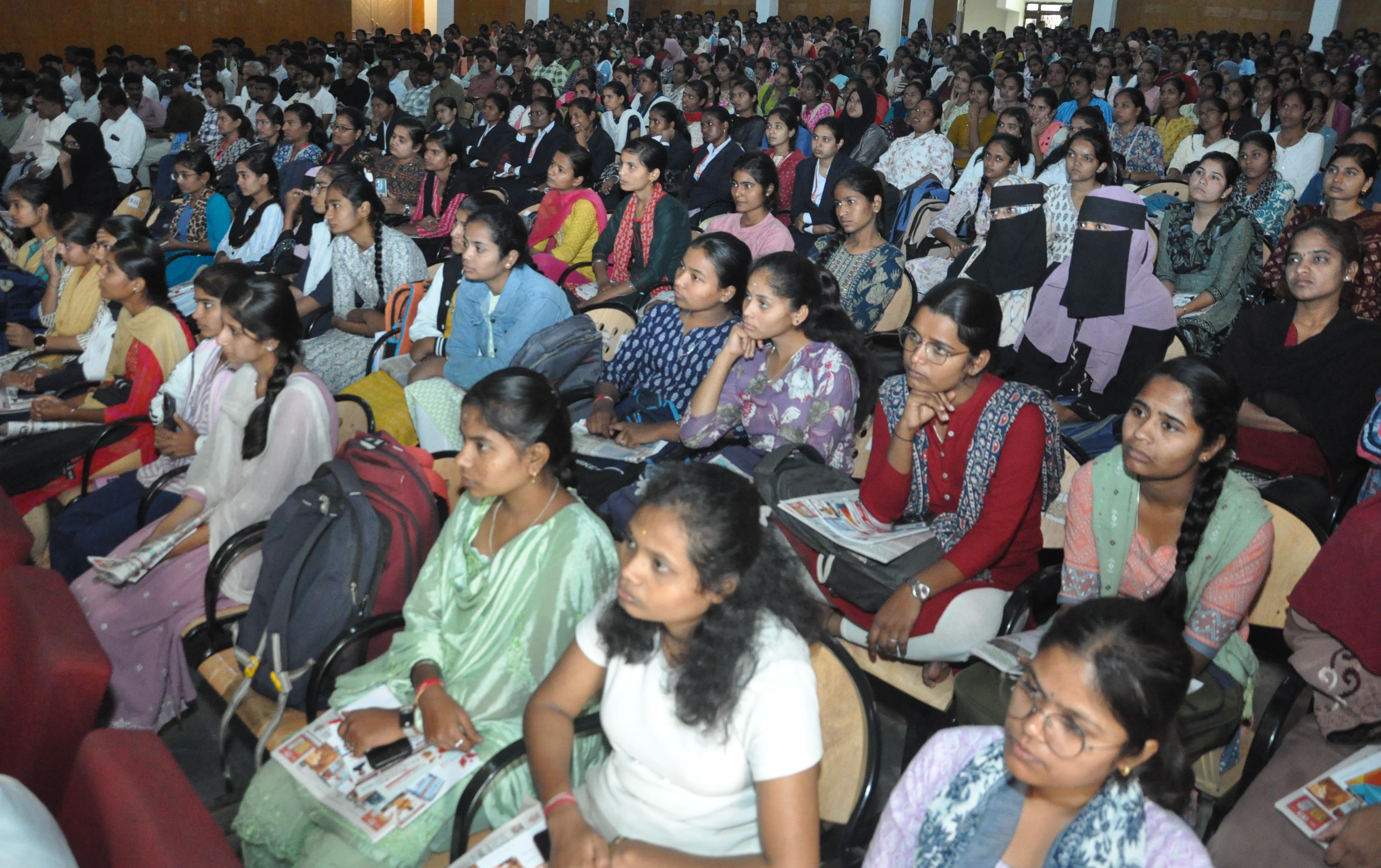 ವಿಜಯಪುರ ನಗರದ ಕಂದಗಲ್‌ ಹನುಮಂತರಾಯ ರಂಗಮಂದಿರದಲ್ಲಿ ‘ಪ್ರಜಾವಾಣಿ’ ಮತ್ತು ‘ಡೆಕ್ಕನ್‌ ಹೆರಾಲ್ಡ್‌’ ಹಾಗೂ ಬೆಂಗಳೂರಿನ ಇನ್‌ಸೈಟ್ಸ್ ಐಎಎಸ್‌ ಸಂಸ್ಥೆ ಸಹಭಾಗಿತ್ವದಲ್ಲಿ ಗುರುವಾರ ಉದ್ಯೋಗಾಕಾಂಕ್ಷಿಗಳಿಗಾಗಿ ಏರ್ಪಡಿಸಿದ್ದ ‘ಗೈಡಿಂಗ್‌ ಫೋರ್ಸ್‌’ ತರಬೇತಿ ಕಾರ್ಯಾಗಾರದಲ್ಲಿ ಪಾಲ್ಗೊಂಡಿದ್ದ ವಿವಿಧ ಕಾಲೇಜುಗಳ  ವಿದ್ಯಾರ್ಥಿನಿಯರು –ಪ್ರಜಾವಾಣಿ ಚಿತ್ರ