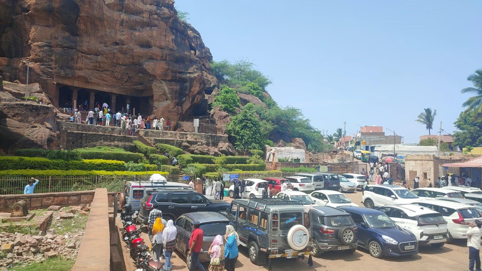 ಬಾದಾಮಿ ಮೇಣಬಸದಿ ಆವರಣದಲ್ಲಿ ವಾಹನಗಳ ದಟ್ಟಣೆಯಿಂದ ವಾಹನ ನಿಲುಗಡೆಗೆ ಜಾಗೆಯ ಕೊರತೆ.