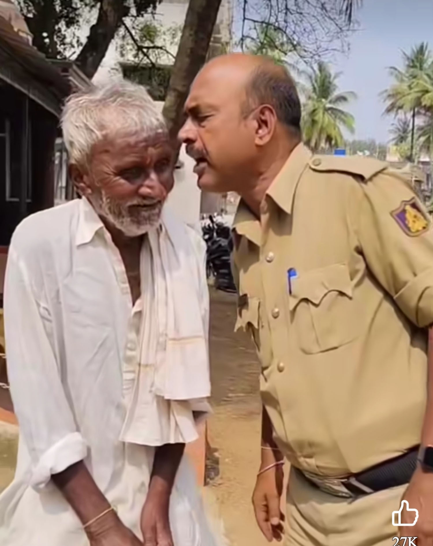 ರಾಣೆಬೆನ್ನೂರು ಗ್ರಾಮೀಣ ಠಾಣೆಗೆ ಬಂದಿದ್ದ ತಾಲ್ಲೂಕಿನ ಗುಡಗೂರ ಗ್ರಾಮದ ವೃದ್ಧ ಭೀಮಪ್ಪ ಅವರನ್ನು ಹೆಡ್‌ ಕಾನ್‌ಸ್ಟೆಬಲ್ ಹಾಲೇಶ್ ಅವರು ಮಾತನಾಡಿಸಿದರು 