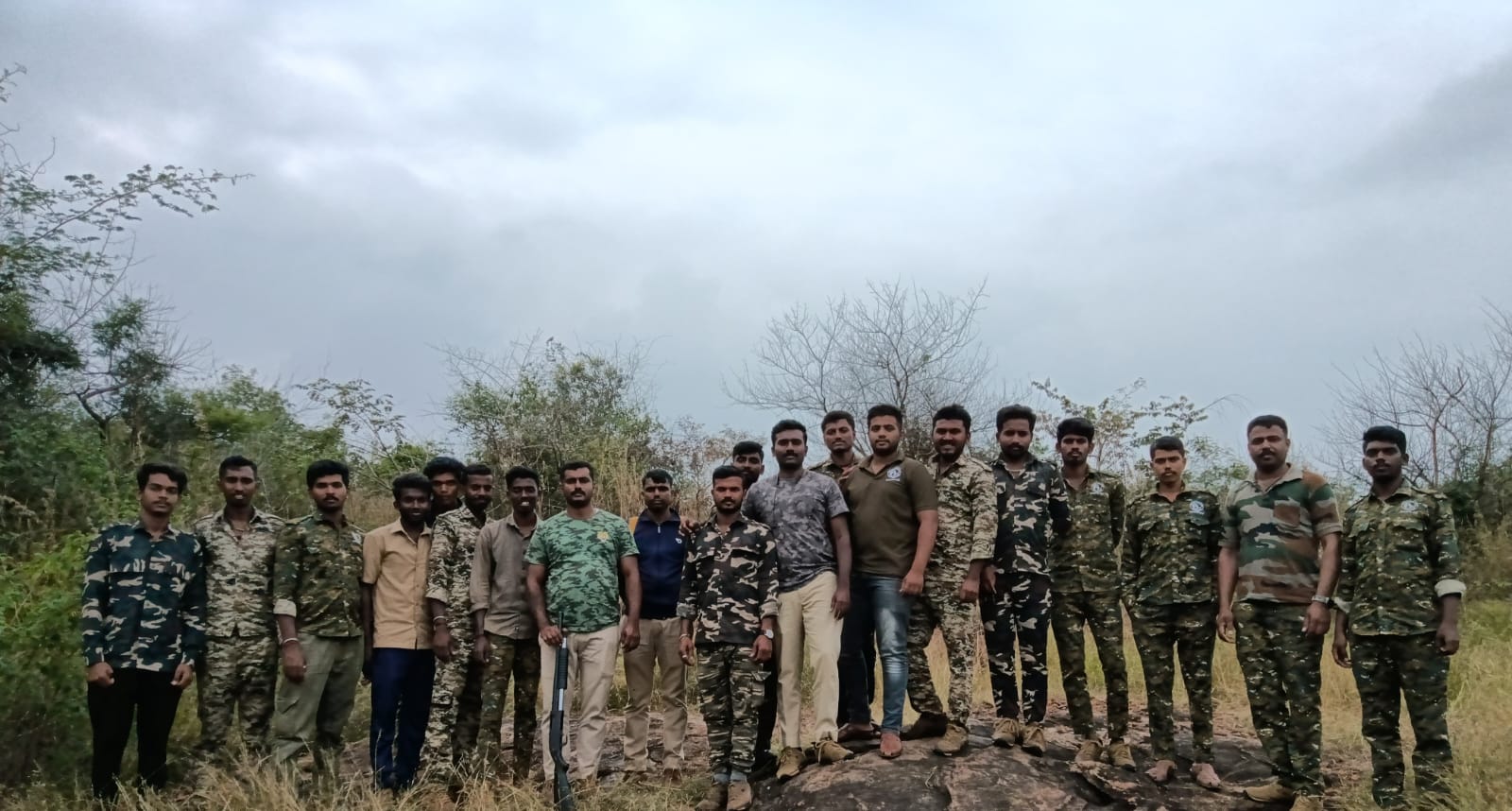 ಕಾಡಾನೆಗಳನ್ನು ಅರಣ್ಯಕ್ಕೆ ಓಡಿಸುವ ಕಾರ್ಯಾಚರಣೆ ನಡೆಸುವ ಆನೆ ಕಾರ್ಯಪಡೆ (ಇಟಿಎಫ್) ಸಿಬ್ಬಂದಿ