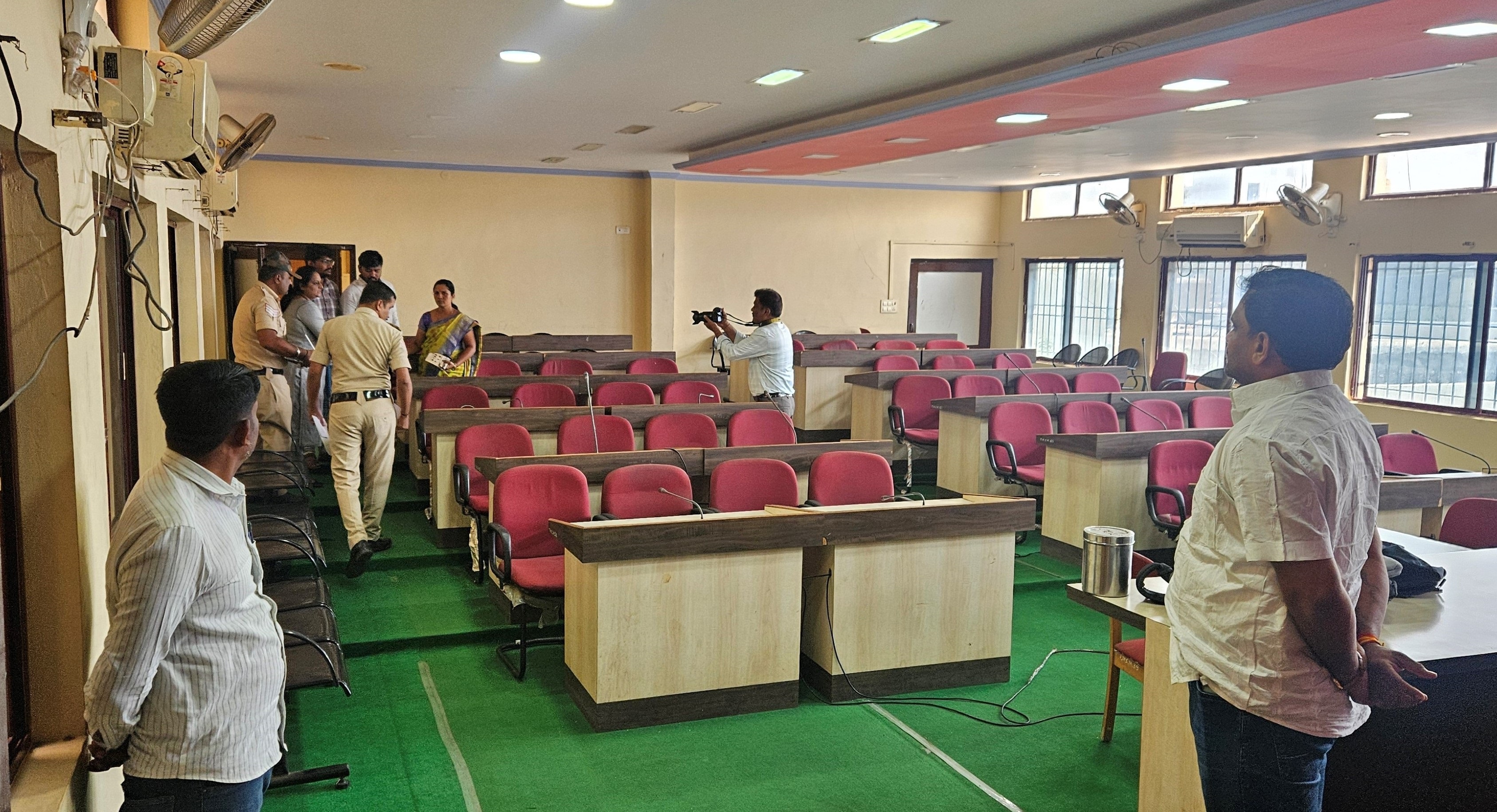 ಚುನಾವಣೆ ವೇಳೆ ಗಲಾಟೆ ನಡೆದ ಮಹಾಲಿಂಗಪುರ ಪುರಸಭೆ ಸಭಾಭವನದಲ್ಲಿ ಸಿಐಡಿ ಅಧಿಕಾರಿ ಪ್ರಭಾವತಿ ಪಾಂಡುರಂಗ ಅವರು ಸದಸ್ಯೆ ಚಾಂದನಿ ನಾಯಕ ಅವರಿಂದ ಘಟನಾವಳಿಗಳ ಮಾಹಿತಿ ಪಡೆದರು