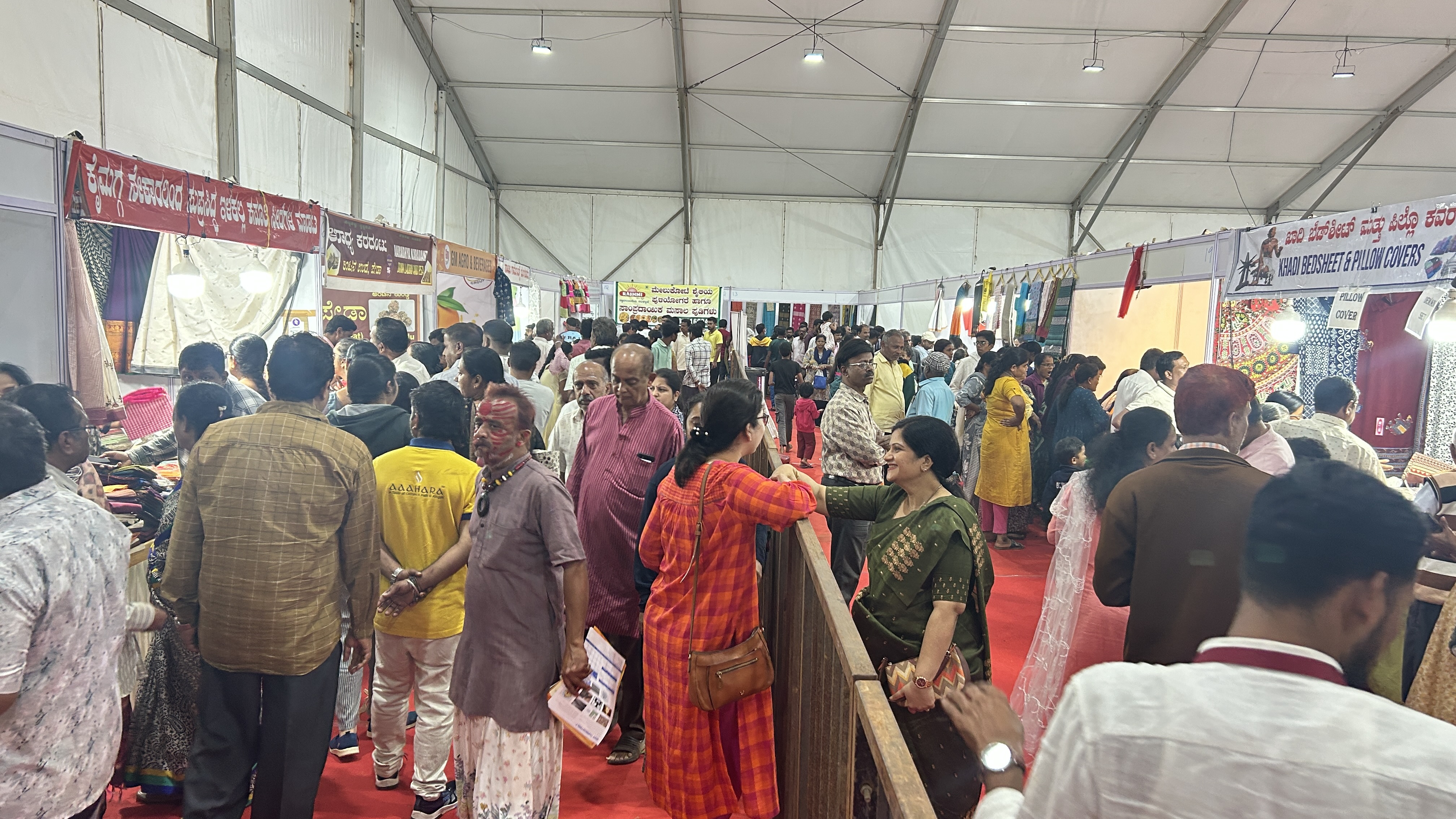 ಸ್ವದೇಶಿ ಮೇಳದ ಮಳಿಗೆಗಳಲ್ಲಿ ಸೇರಿರುವ ಜನಸಂದಣಿ