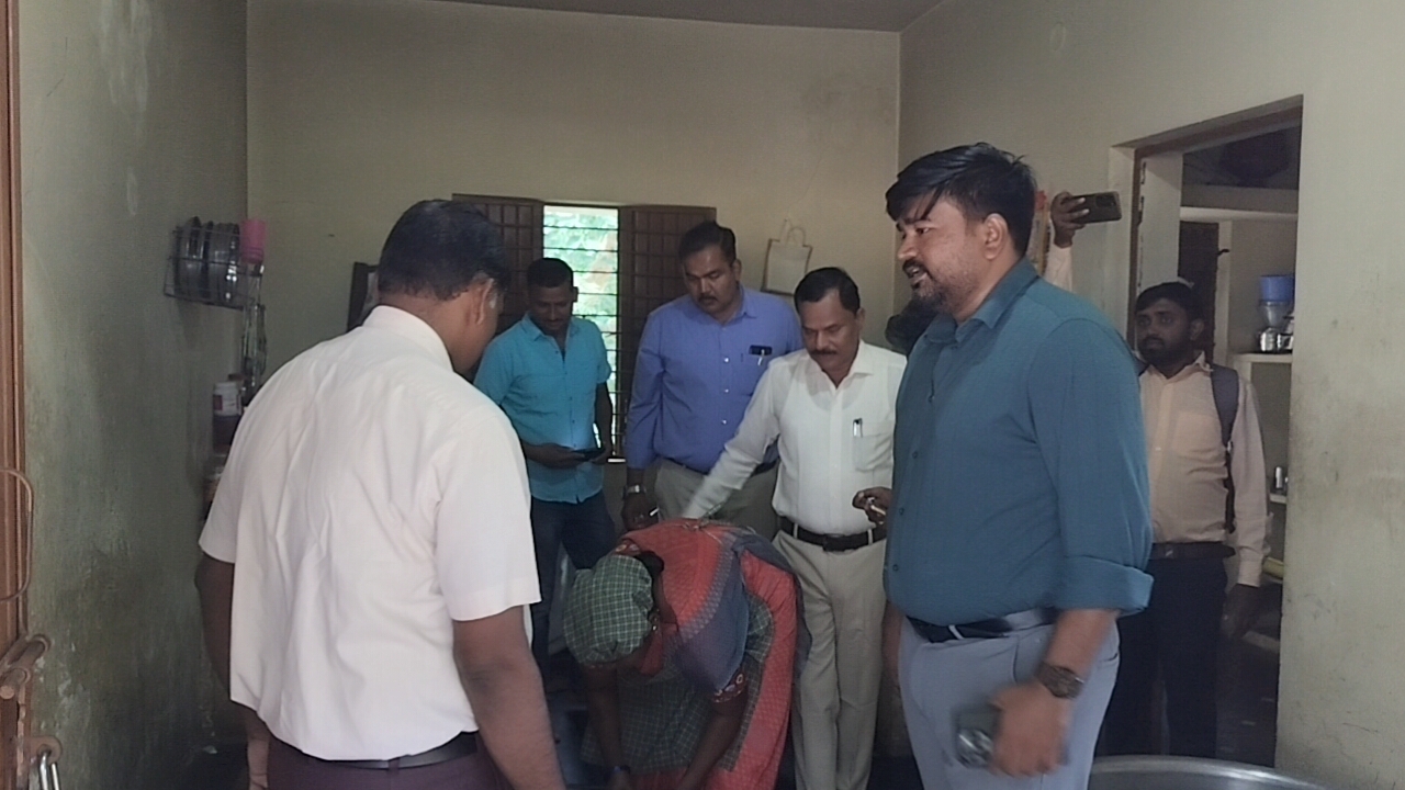 ತಹಶೀಲ್ದಾರ್ ಅರವಿಂದ್ ಕೆ ಎಂ ಮತ್ತು ಬಿ ಇ ಒ ಗಂಗರೆಡ್ಡಿ ಶಾಲೆಗೆ ಭೇಟಿ ನೀಡಿರುವುದು.