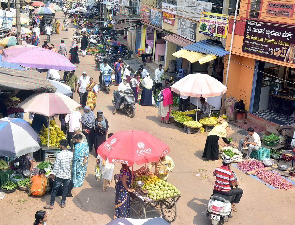 ಹುಬ್ಬಳ್ಳಿ | ಕಿರಿದಾದ ರಸ್ತೆಯಲ್ಲಿ ‘ಪ್ರಗತಿ’ ಸಂಚಾರ: ರಸ್ತೆ ವಿಸ್ತರಣೆಗೆ ಆಗ್ರಹ
