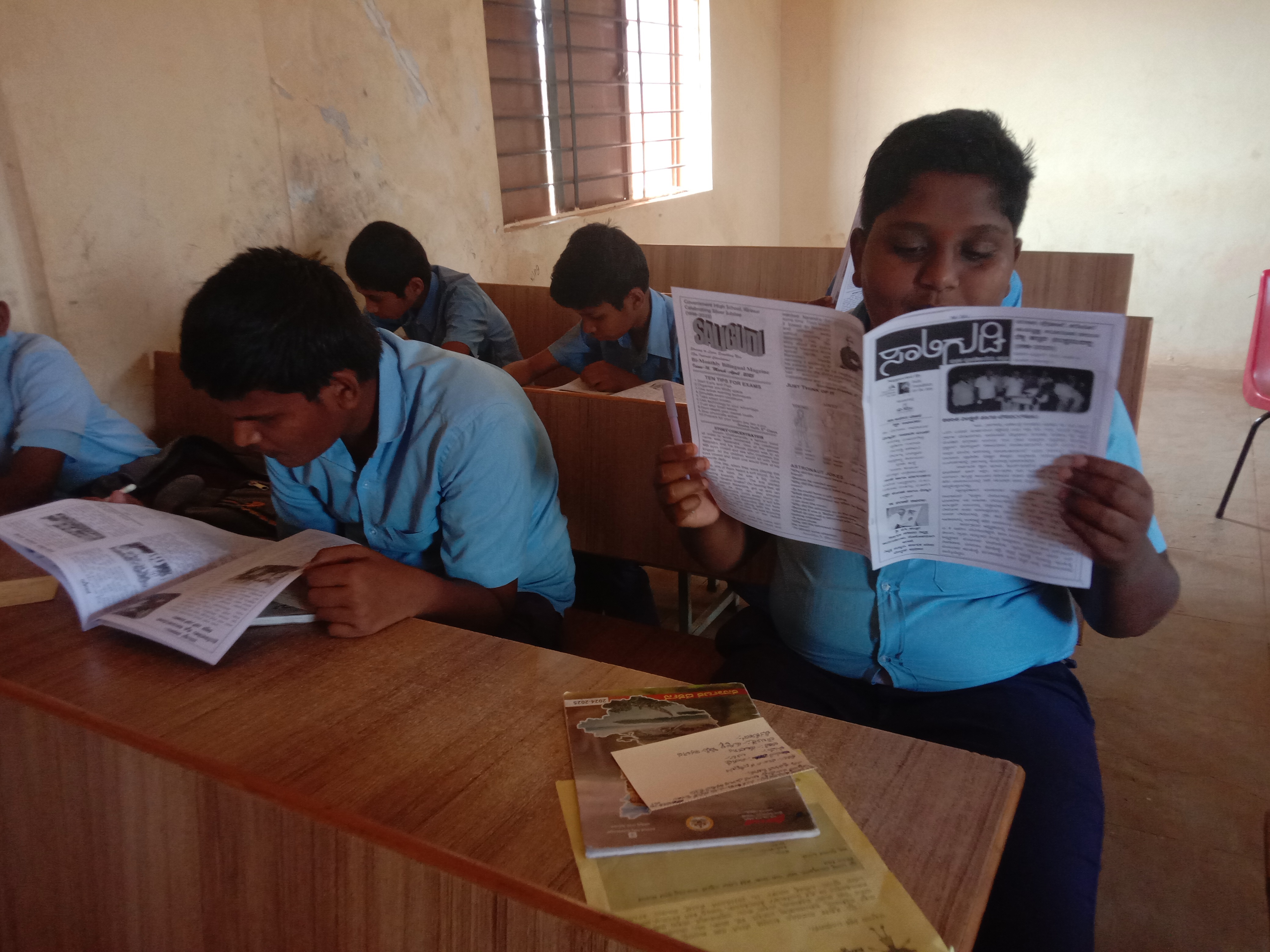 ಹುಬ್ಬಳ್ಳಿ ತಾಲ್ಲೂಕಿನ ಕಿರೇಸೂರು ಸರ್ಕಾರಿ ಪ್ರೌಢಶಾಲೆಯ ವಿದ್ಯಾರ್ಥಿಗಳು ‘ಸಾಲಿಗುಡಿ’ ಪತ್ರಿಕೆ ಓದುತ್ತಿರುವುದು