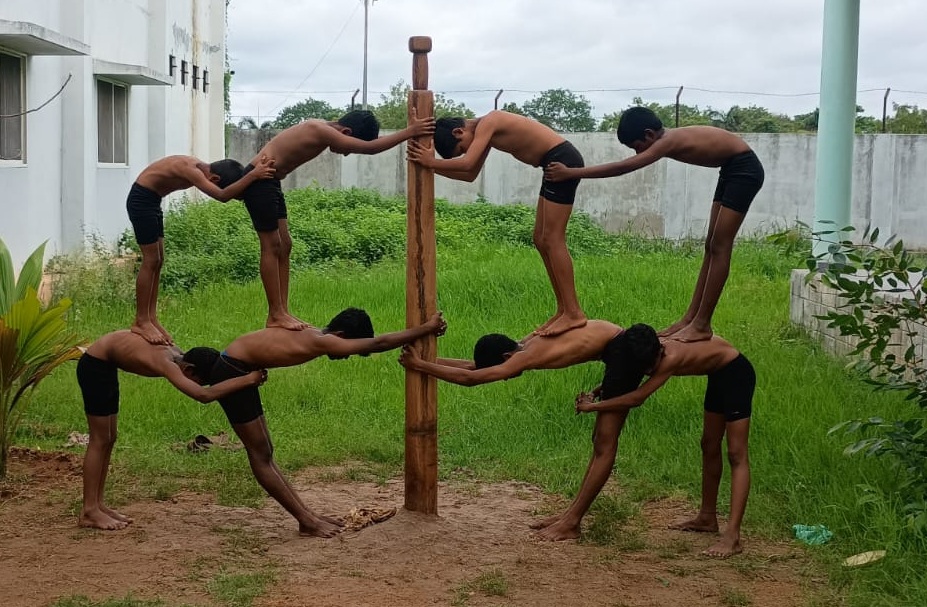 ಬಾಲ ಮಂದಿರದ ಆವರಣದಲ್ಲಿ ತರಬೇತಿಯಲ್ಲಿ ತೊಡಗಿದ್ದ ಮಕ್ಕಳು