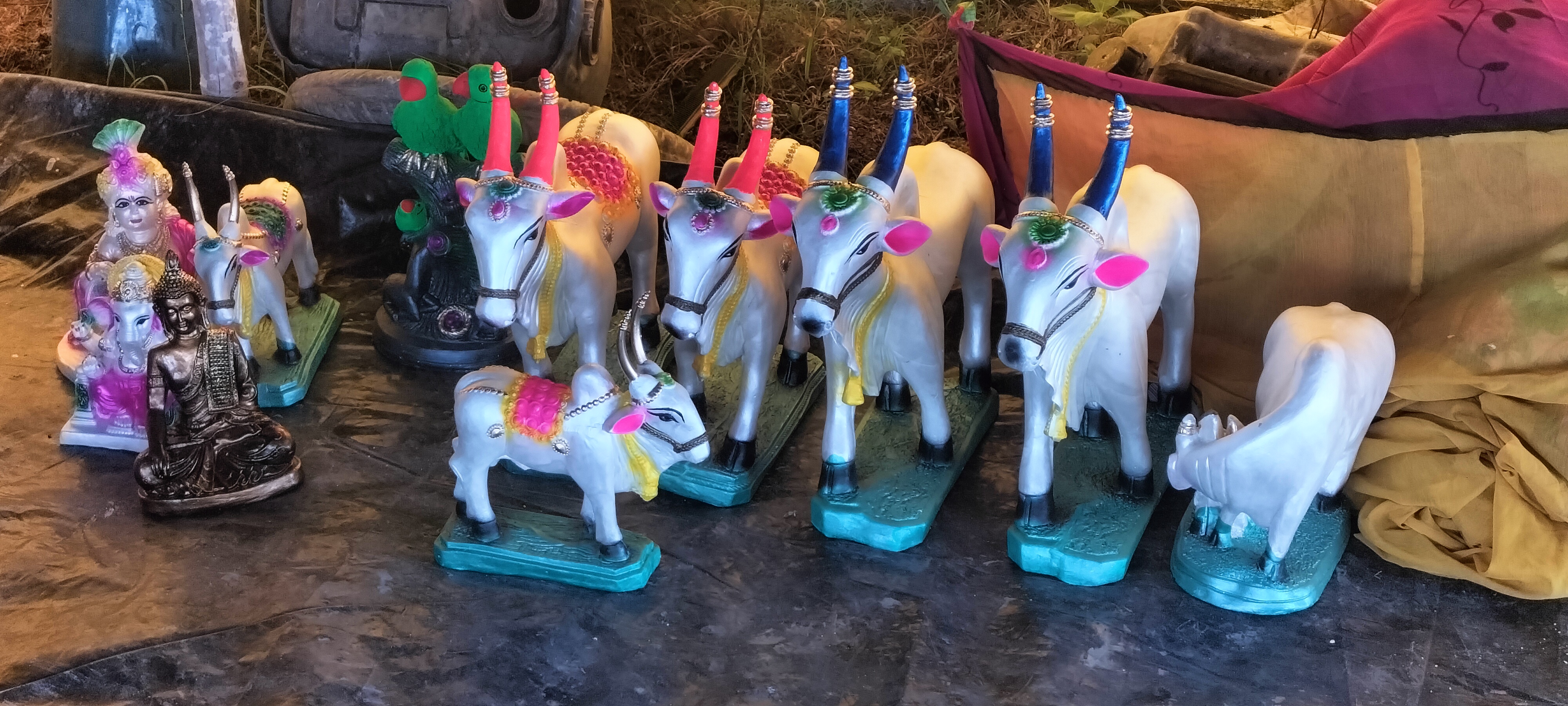 ಹಾಸನದ ಗವೇನಹಳ್ಳಿ ಬಳಿ ಹಾದು ಹೋಗಿರುವ ಬೆಂಗಳೂರು -ಮಂಗಳೂರು ರಾಷ್ಟ್ರೀಯ ಹೆದ್ದಾರಿ 75ರ ಪಕ್ಕದಲ್ಲಿ ಮಾರಾಟಕ್ಕೆ ಸಿದ್ಧವಾಗಿರುವ ಕಲಾಕೃತಿಗಳು.