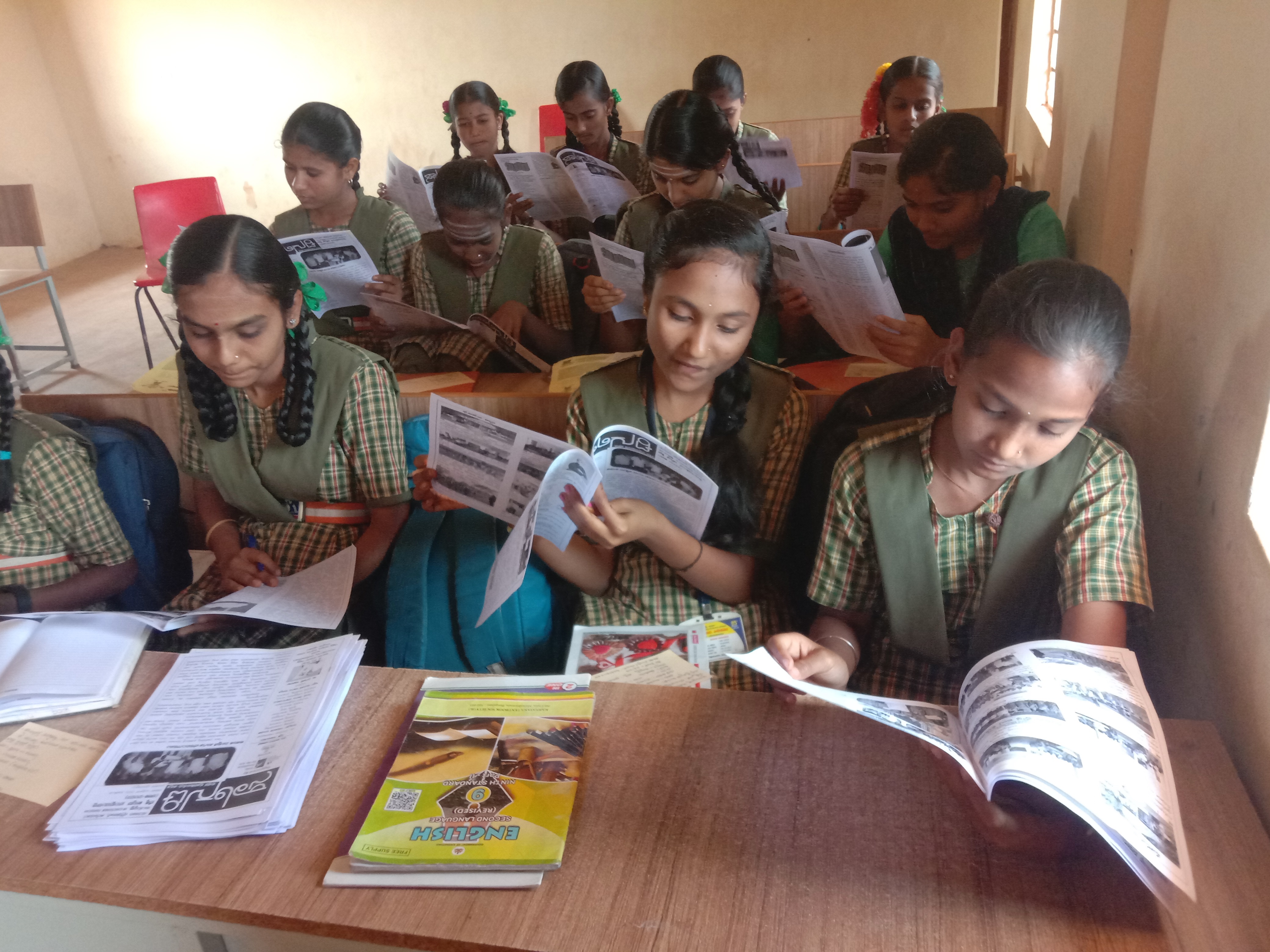 ಹುಬ್ಬಳ್ಳಿ ತಾಲ್ಲೂಕಿನ ಕಿರೇಸೂರು ಸರ್ಕಾರಿ ಪ್ರೌಢಶಾಲೆಯ ವಿದ್ಯಾರ್ಥಿನಿಯರು ‘ಸಾಲಿಗುಡಿ’ ಪತ್ರಿಕೆ ಓದುತ್ತಿರುವುದು