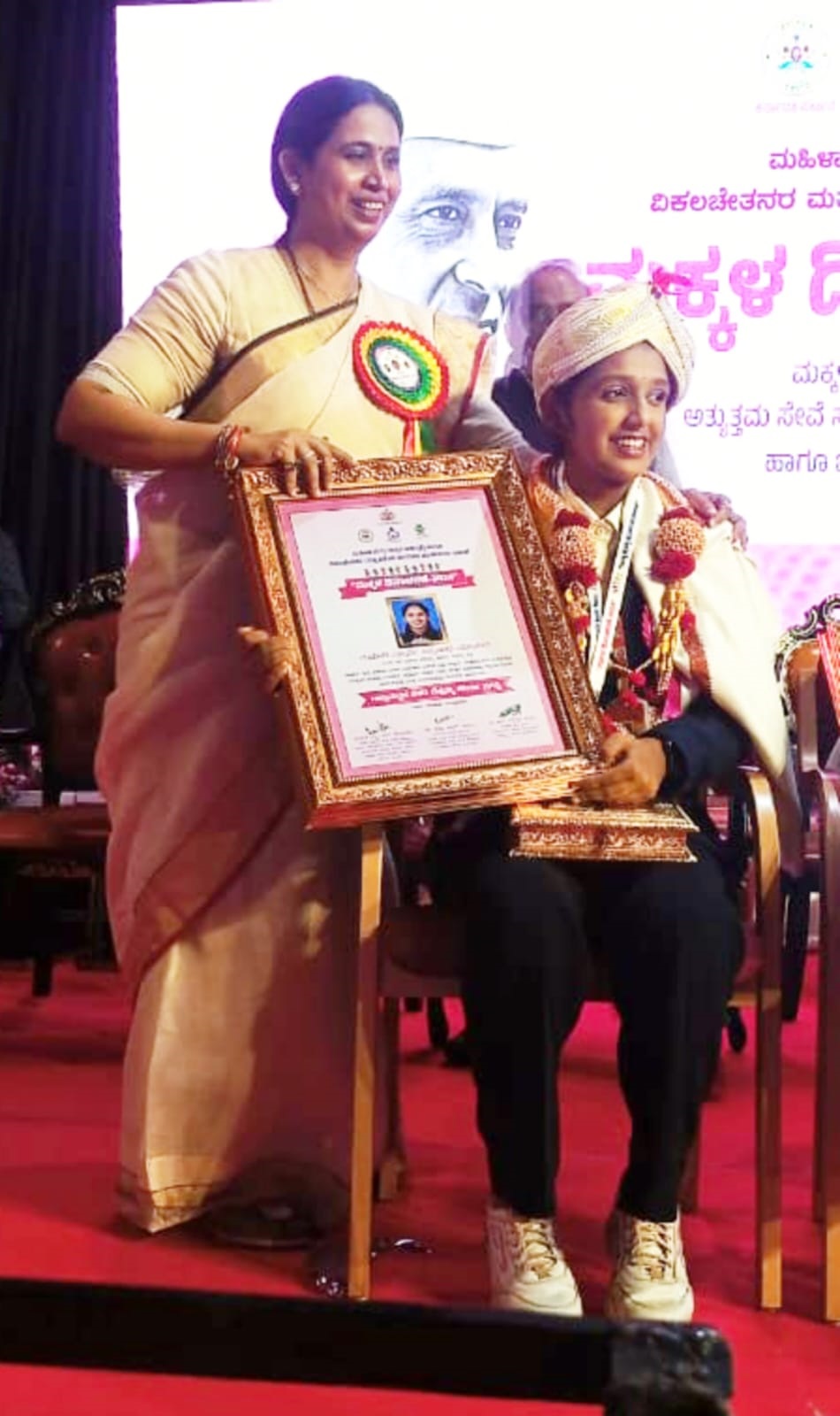 ಸ್ಫೂರ್ತಿ ಸವ್ವಾಶೇರಿ ಅವರಿಗೆ ಸಚಿವೆ ಲಕ್ಷ್ಮೀ ಹೆಬ್ಬಾಳಕರ ಅವರು ರಾಜ್ಯಮಟ್ಟದ ಕೆಳದಿ ಚನ್ನಮ್ಮ ಶೌರ್ಯ ಪ್ರಶಸ್ತಿ ನೀಡಿದರು