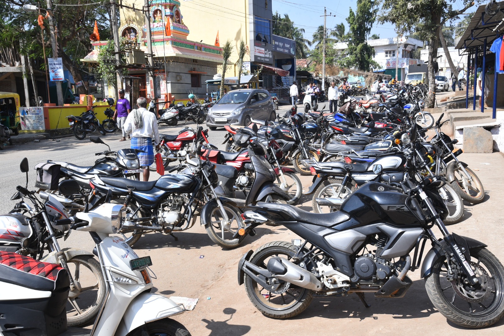ಹಾವೇರಿಯ ಜೆ.ಪಿ. ವೃತ್ತದಿಂದ ಜೆ.ಎಚ್. ಪಟೇಲ್ ವೃತ್ತಕ್ಕೆ ಸಂಪರ್ಕ ಕಲ್ಪಿಸುವ ಇಕ್ಕಾಟ್ಟಾದ ರಸ್ತೆಯಲ್ಲಿ ಅಡ್ಡಾದಿಡ್ಡಿಯಾಗಿ ವಾಹನ ನಿಲ್ಲಿಸಿರುವುದು – ಪ್ರಜಾವಾಣಿ ಚಿತ್ರ / ಮಾಲತೇಶ ಇಚ್ಚಂಗಿ