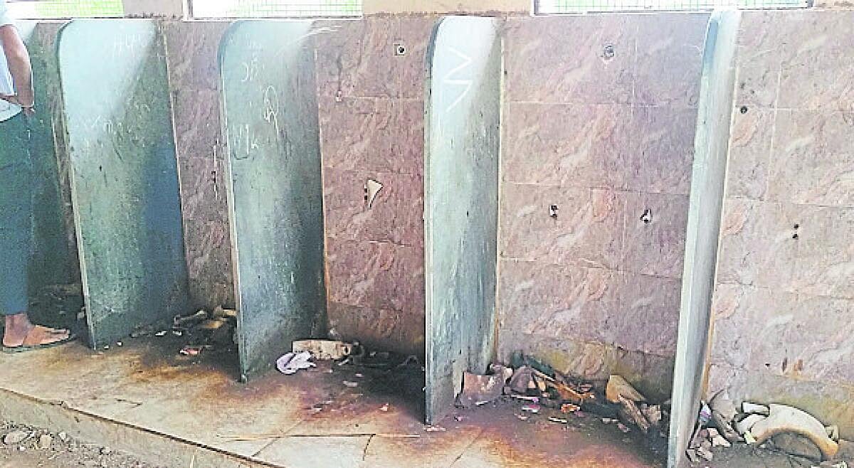 ಜಮಖಂಡಿ: ಬಾಲಕರ ಸರ್ಕಾರಿ ಪಿ.ಬಿ.ಪದವಿ ಪೂರ್ವ ಕಾಲೇಜಿನ ಆವರಣದ ತುಂಬ ಕಸ