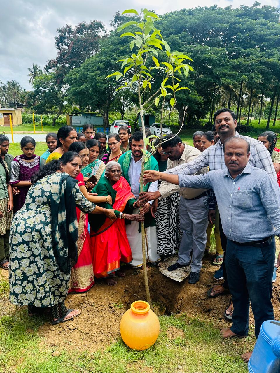 ಬೇಲೂರು ತಾಲ್ಲೂಕಿನ ಹೆಬ್ಬಾಳು ಗ್ರಾಮದ ಪ್ರೌಢಶಾಲೆಯಲ್ಲಿ ಜೂನ್ ತಿಂಗಳಲ್ಲಿ ನಡೆದ ಪರಿಸರ ದಿನಾಚರಣೆಯಲ್ಲಿ ಭಾಗವಹಿಸಿದ್ದ ಕ್ಷಣ