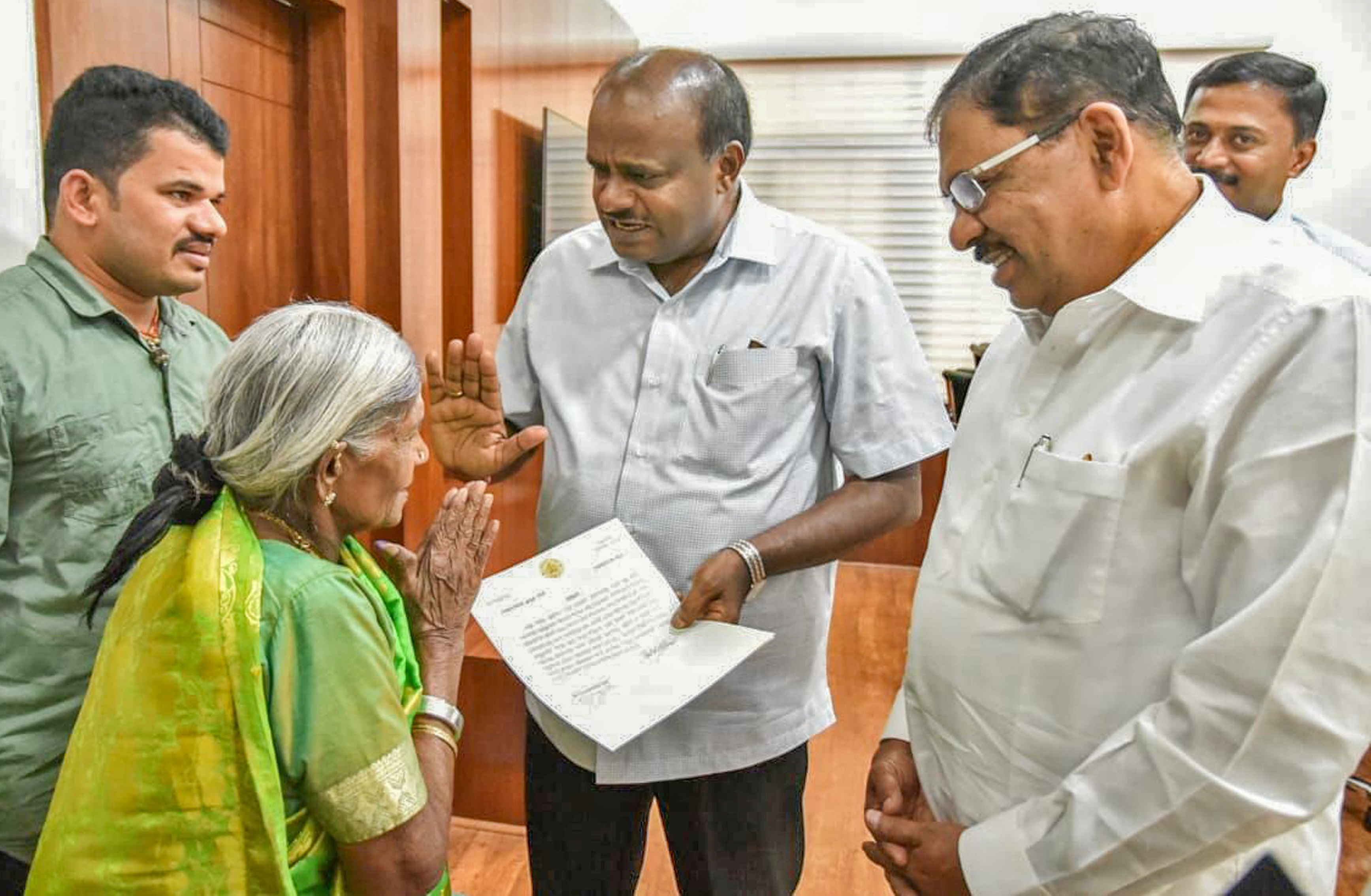 ರಸ್ತೆ ವಿಸ್ತರಣೆಗಾಗಿ ತಾವು ನೆಟ್ಟಿರುವ ಸಾಲುಮರಗಳನ್ನು ಕಡಿಯಬೇಡಿ ಎಂದು ಸಾಲುಮರದ ತಿಮ್ಮಕ್ಕ ಅವರು 2019ರಲ್ಲಿ ಅಂದಿನ ಮುಖ್ಯಮಂತ್ರಿ ಎಚ್.ಡಿ. ಕುಮಾರಸ್ವಾಮಿ ಅವರನ್ನು ಭೇಟಿ ಮಾಡಿ ಕೈ ಮುಗಿದು ಮನವಿ ಮಾಡಿದ್ದ ಕ್ಷಣ. ದತ್ತುಪುತ್ರ ಬಳ್ಳೂರು ಉಮೇಶ್ ಅಂದು ಸಚಿವರಾಗಿದ್ದ ಡಾ. ಜಿ. ಪರಮೇಶ್ವರ್ ಇದ್ದಾರೆ