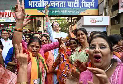 ಬಿಹಾರ ವಿಧಾನಸಭೆ ಚುನಾವಣೆಯಲ್ಲಿ ಎನ್‌ಡಿಎಗೆ ಭಾರಿ ಬಹುಮತ. ಸಂಭ್ರಮದಲ್ಲಿ ಮಹಿಳಾ ಕಾರ್ಯಕರ್ತೆಯರು 