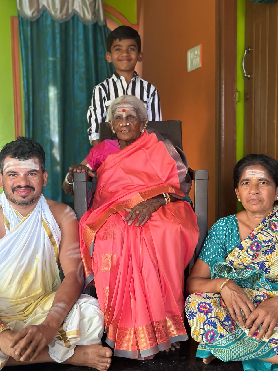 ಬಳ್ಳೂರಿನ ಮನೆಯಲ್ಲಿ ತಿಮ್ಮಕ್ಕ ಅವರೊಂದಿಗೆ ದತ್ತು ಪುತ್ರ ಉಮೇಶ್ ಉಮೇಶ್ ಅವರ ಸ್ವಂತ ಅಮ್ಮ ಪ್ರಭಾವತಿ 