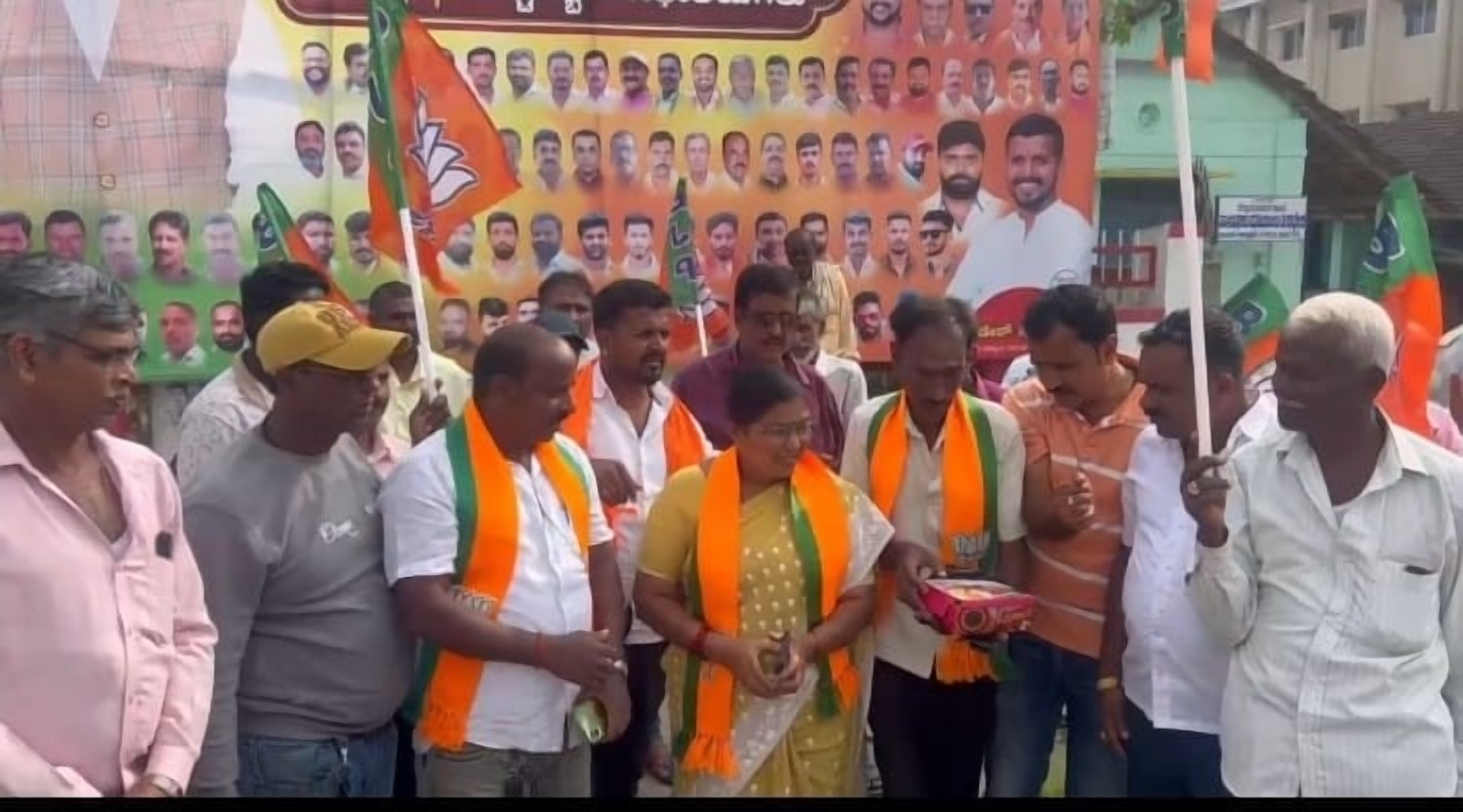 ಆಲೂರಿನಲ್ಲಿ ಬಿಜೆಪಿ ಮುಖಂಡರು ಕಾರ್ಯಕರ್ತರು ಸಂಭ್ರಮಾಚರಣೆ ಮಾಡಿದರು 