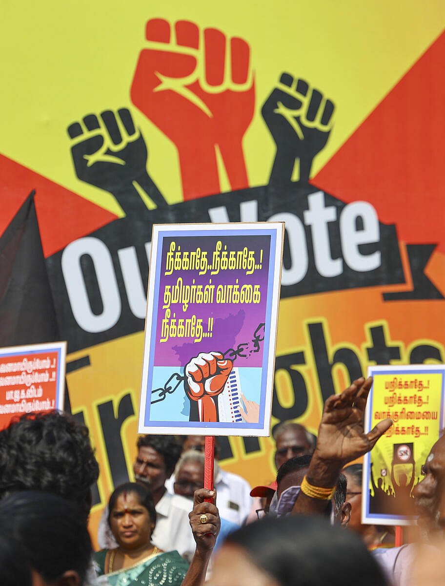 ಡಿಎಂಕೆ ಕಾರ್ಯಕರ್ತರು ಎಸ್‌ಐಆರ್‌ ಕರಪತ್ರ ಹಂಚುತ್ತಿದ್ದಾರೆ: ಎಐಡಿಎಂಕೆ ಆರೋಪ