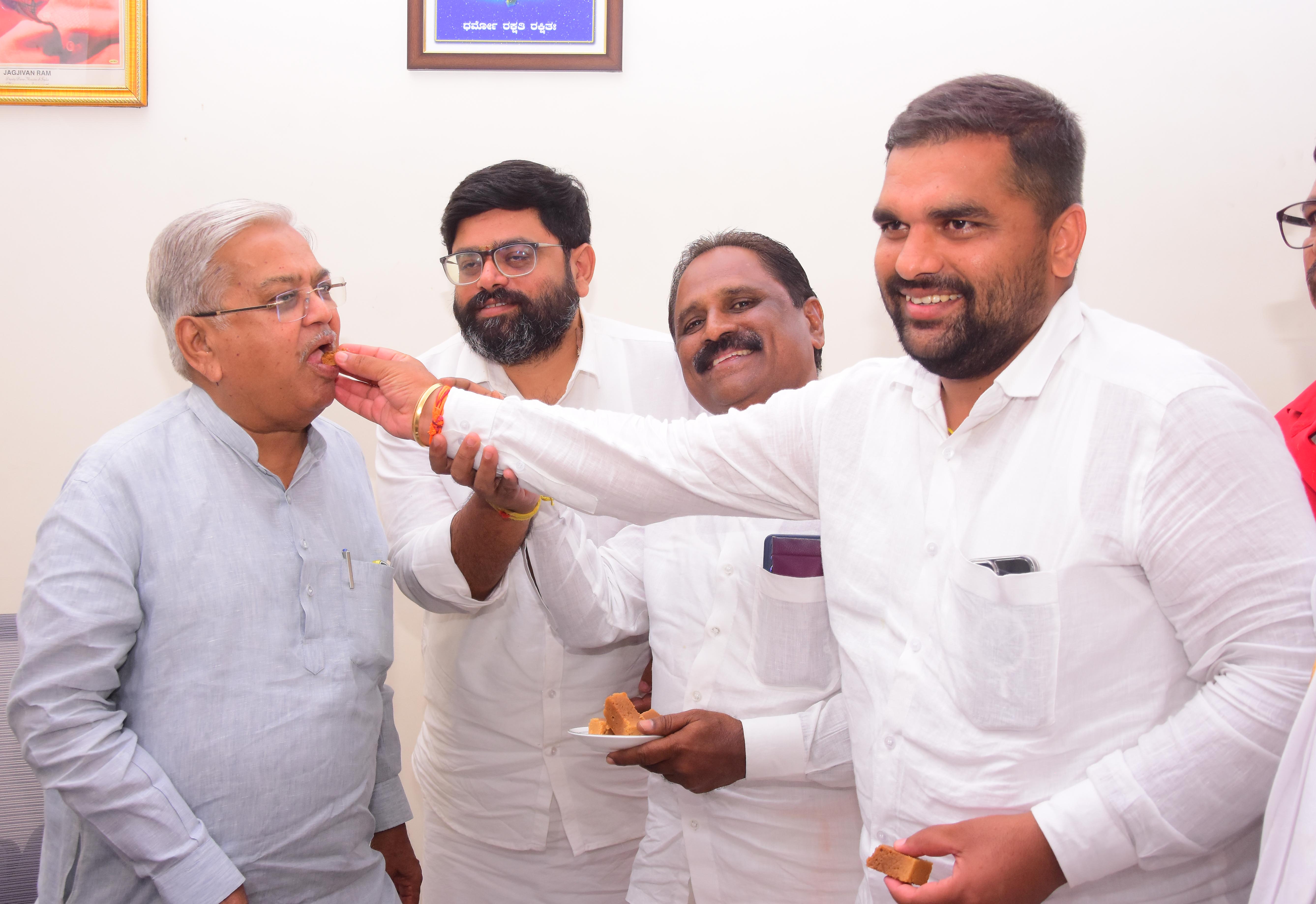 ಬಿಹಾರ ಗೆಲುವು ಸಂಭ್ರಮಿಸಿ ಬಿಜೆಪಿ ಮುಖಂಡರು ಸಂಸದ ಗೋವಿಂದ ಕಾರಜೋಳ ಅವರಿಗೆ ಸಿಹಿ ತಿನ್ನಿಸಿದರು