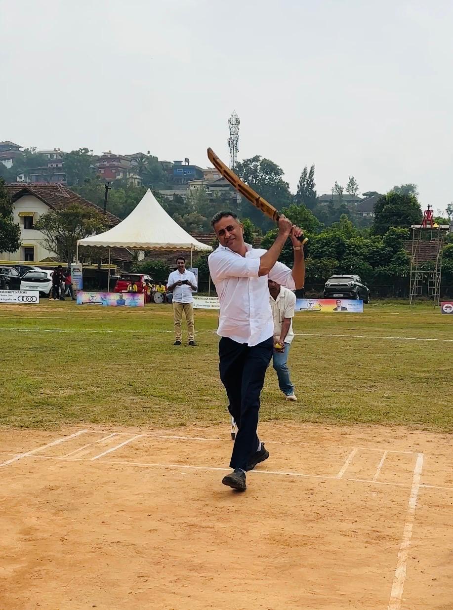 ಬ್ಯಾಟ್ ಬೀಸುವಮೂಲಕ ಶಾಸಕ ಎ.ಎಸ್.ಪೊನ್ನಣ್ಣ ಪಂದ್ಯಾವಳಿಗೆ ಚಾಲನೆ ನೀಡಿದರು