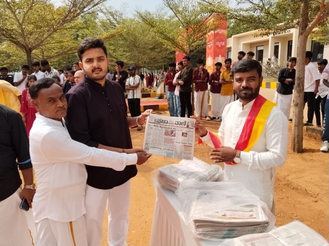 ಕಾರ್ಯಕ್ರಮದಲ್ಲಿ ವಿದ್ಯಾರ್ಥಿಗಳಿಗೆ ‘ಪ್ರಜಾವಾಣಿ’ ದಿನಪತ್ರಿಕೆ ಹಂಚಲಾಯಿತು 