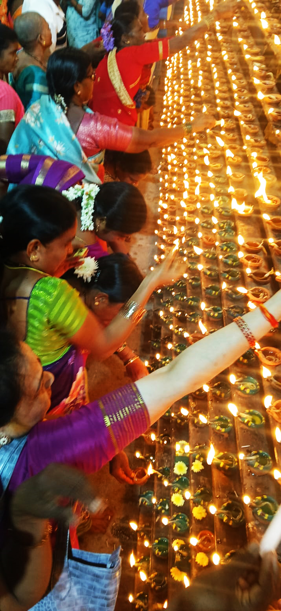 ಸಂಜೆ ನಡೆದ ಲಕ್ಷ ದೀಪೋತ್ಸವದಲ್ಲಿ ಮಹಿಳೆಯರು ದೀಪ ಹಚ್ಚುವಲ್ಲಿ ನಿರತರಾಗಿದ್ದರು.