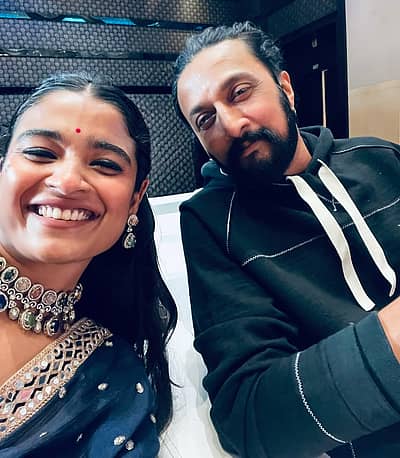 ಮಾರ್ನಮಿ ಚಿತ್ರದ ಟ್ರೇಲರ್ ಬಿಡುಗಡೆಯ ಕಾರ್ಯಕ್ರಮದಲ್ಲಿ ಭಾಗಿಯಾಗಿದ್ದ ನಟಿ ಚೈತ್ರಾ ಆಚಾರ್ ಅವರು ಕಿಚ್ಚ ಸುದೀಪ್‌ ಅವರೊಟ್ಟಿಗೆ ಫೋಟೊಗಳನ್ನು ಕ್ಲಿಕ್ಕಿಸಿಕೊಂಡಿದ್ದಾರೆ.