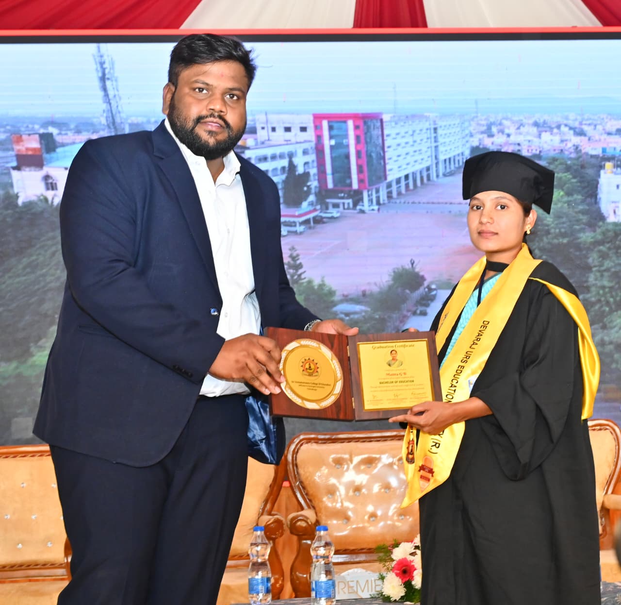 ತುಂಬು ಗರ್ಭಿಣಿಯಾಗಿದ್ದ ಬಿ.ಇಡಿ ವಿದ್ಯಾರ್ಥಿನಿ ಮೈತ್ರಿ ಅವರು ಹೆರಿಗೆಗೆ ತೆರಳುವ ಮುನ್ನ ಎಂ.ಸಿ.ರಘುಚಂದನ್‌ ಅವರಿಂದ ಪದವಿ ಸ್ವೀಕರಿಸಿದರು