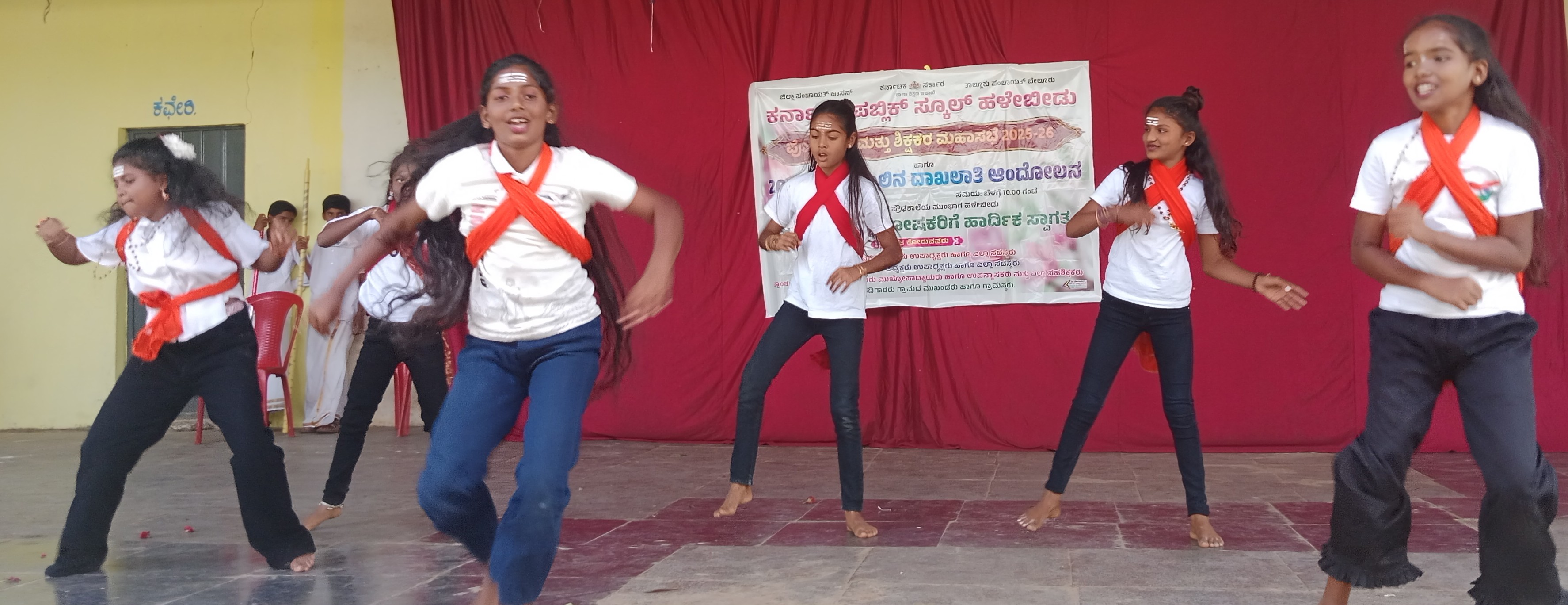 ಹಳೇಬೀಡಿನ ಕರ್ನಾಟಕ ಪಬ್ಲಿಕ್ ಶಾಲೆಯಲ್ಲಿ ಶುಕ್ರವಾರ ನಡೆದ ಪೋಷಕ-ಶಿಕ್ಷಕರ ಮಹಾಸಭೆಯಲ್ಲಿ ವಿದ್ಯಾರ್ಥಿನಿಯರು ನೃತ್ಯ ಪ್ರದರ್ಶಿಸಿದರು 