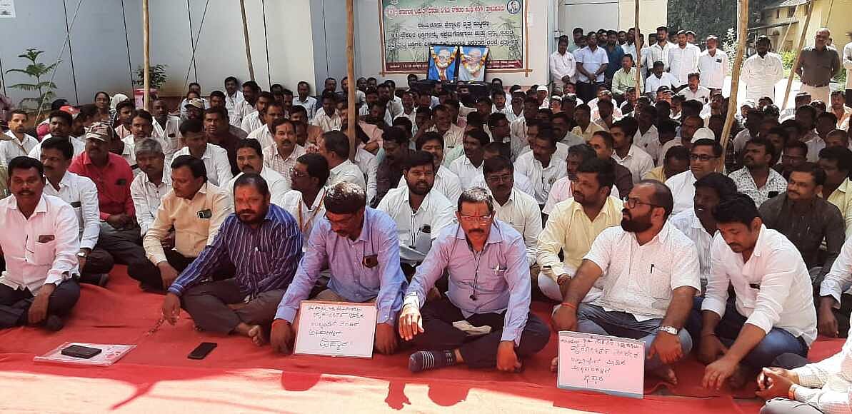ರಾಯಚೂರು: ಬಡ್ತಿಗೆ ಆಗ್ರಹಿಸಿ ಜೆಸ್ಕಾಂ ನೌಕರರ ದಿಢೀರ್ ಪ್ರತಿಭಟನೆ